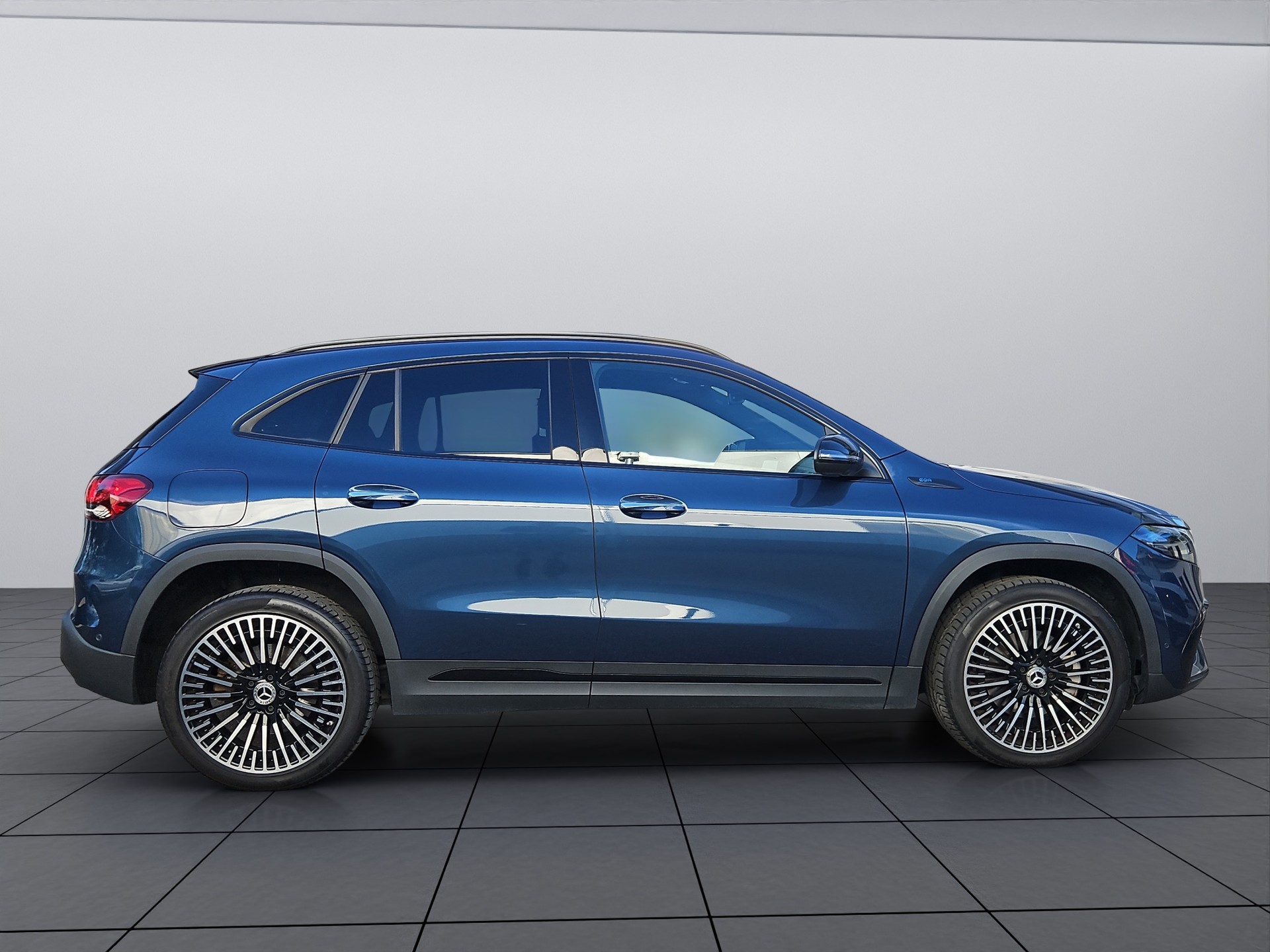 MERCEDES-BENZ EQA 350 AMG Line 4Matic-image-3