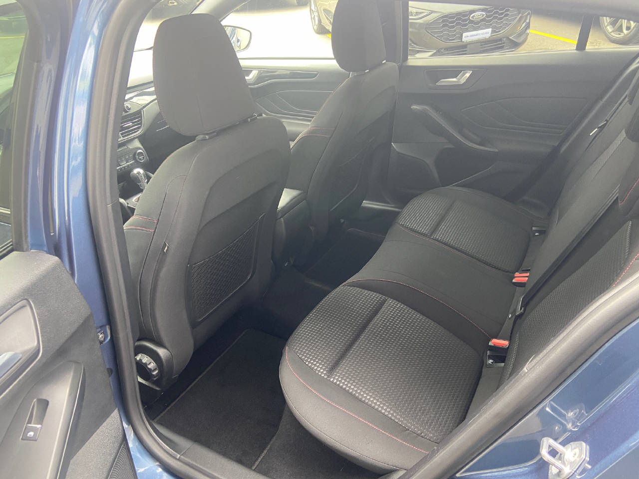 FORD Focus Station Wagon 1.0i EcoB 125 ST-Line-image-8