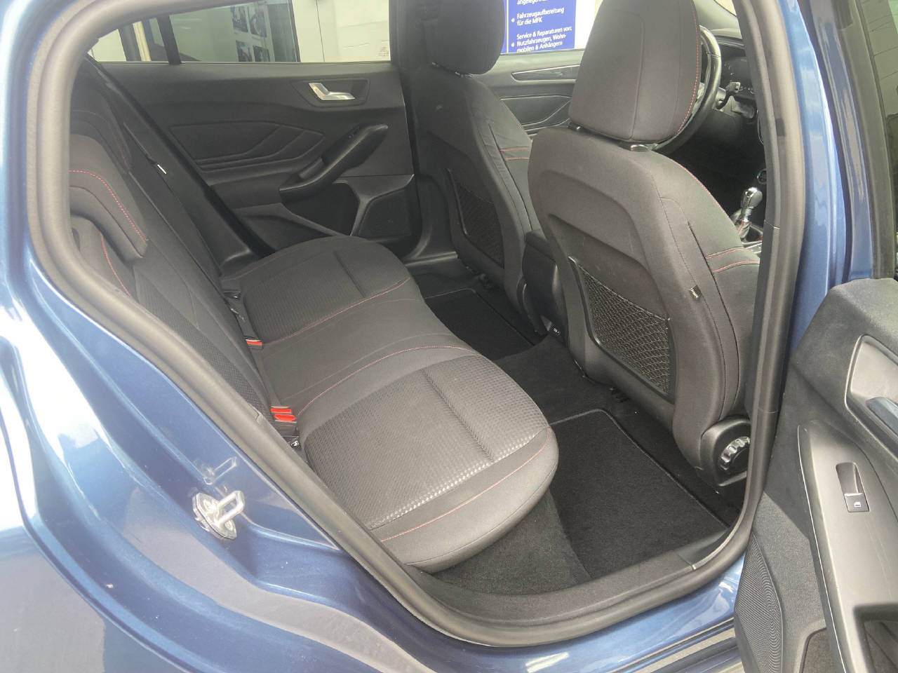 FORD Focus Station Wagon 1.0i EcoB 125 ST-Line-image-10