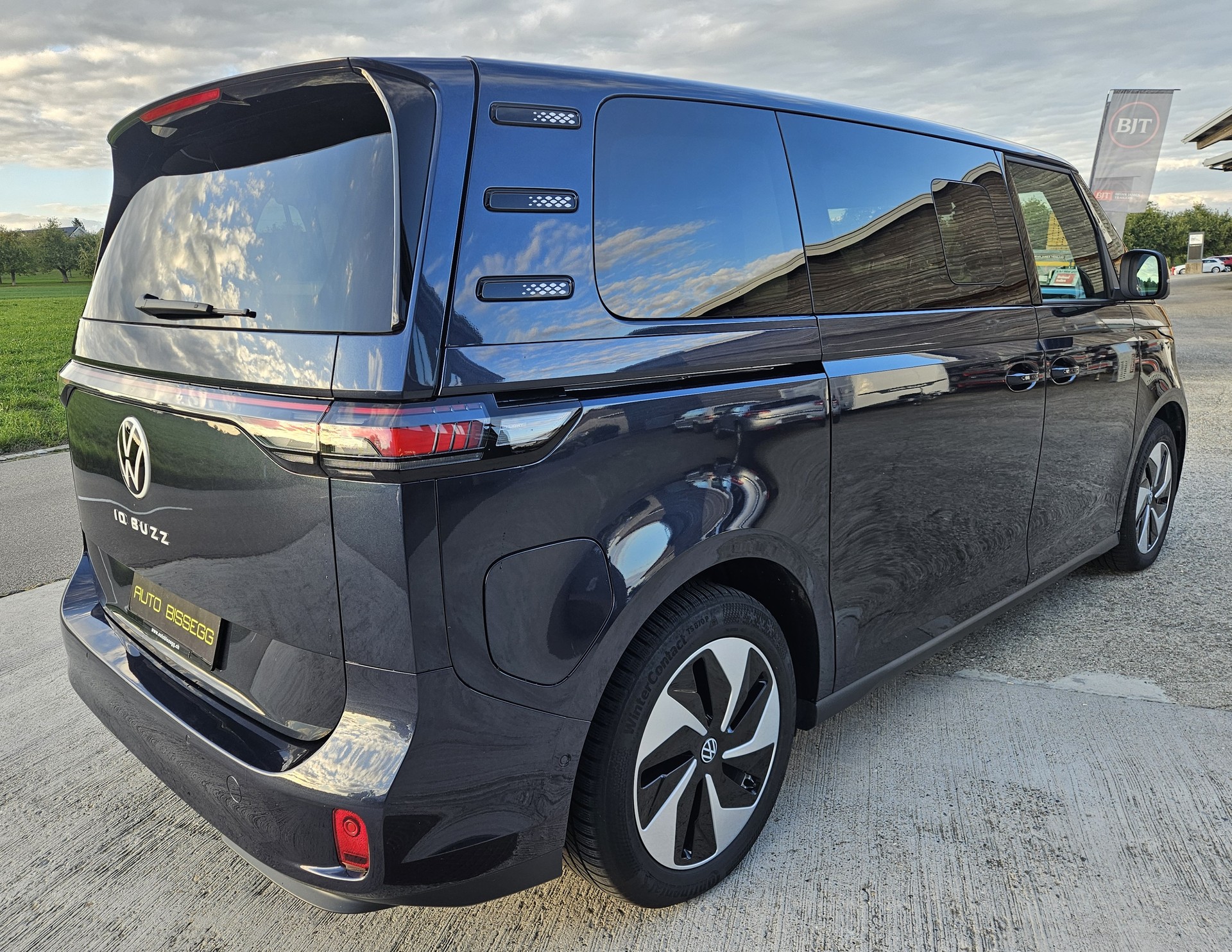 VW ID.Buzz LWB Pro mit 7-Sitzplätzen und Panoramadach-image-7