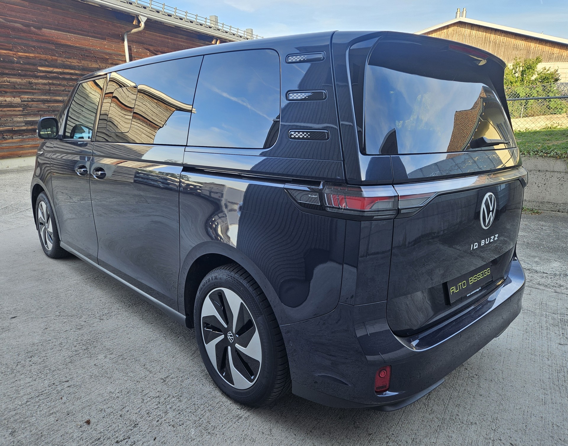 VW ID.Buzz LWB Pro mit 7-Sitzplätzen und Panoramadach-image-3