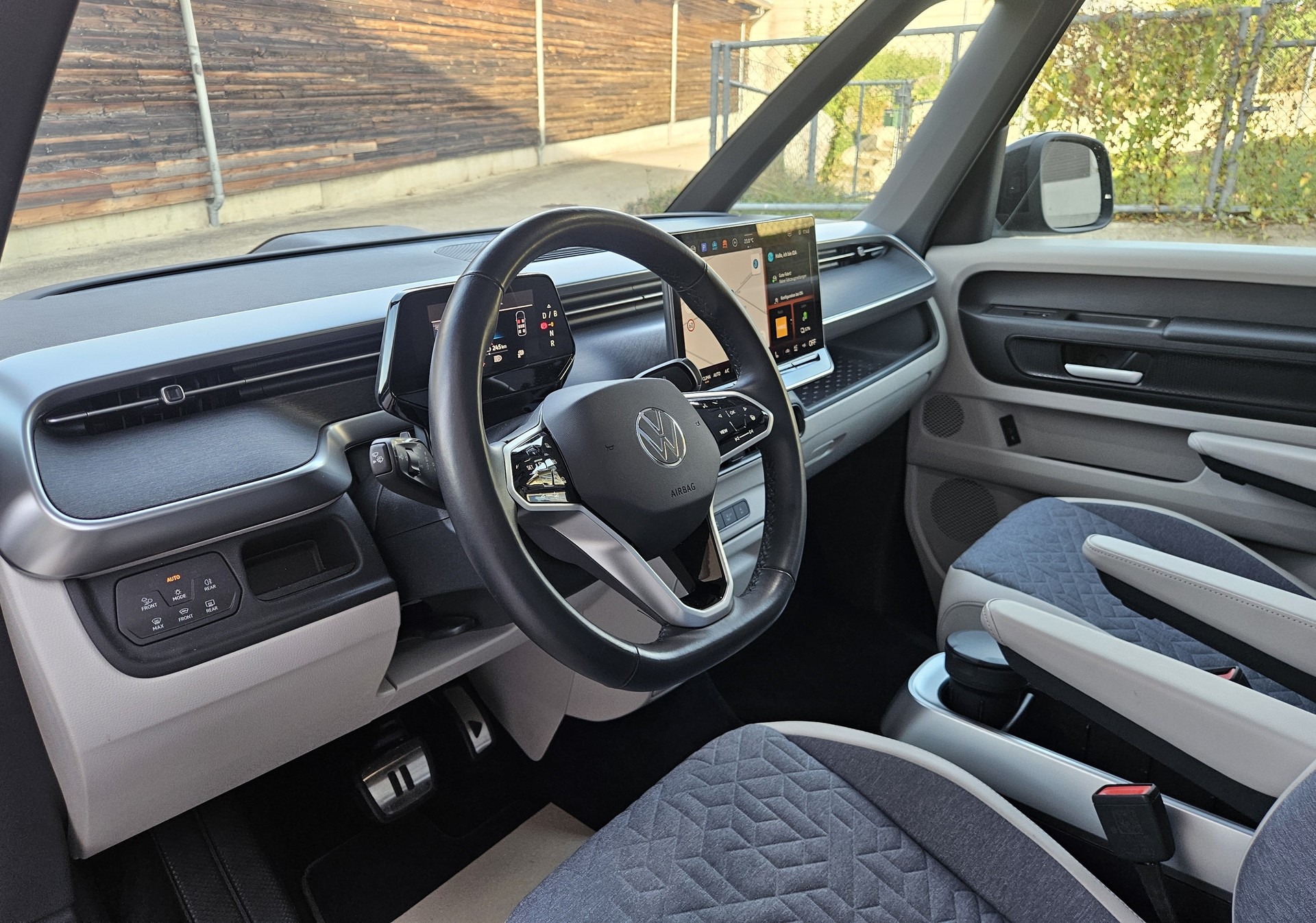 VW ID.Buzz LWB Pro mit 7-Sitzplätzen und Panoramadach-image-7