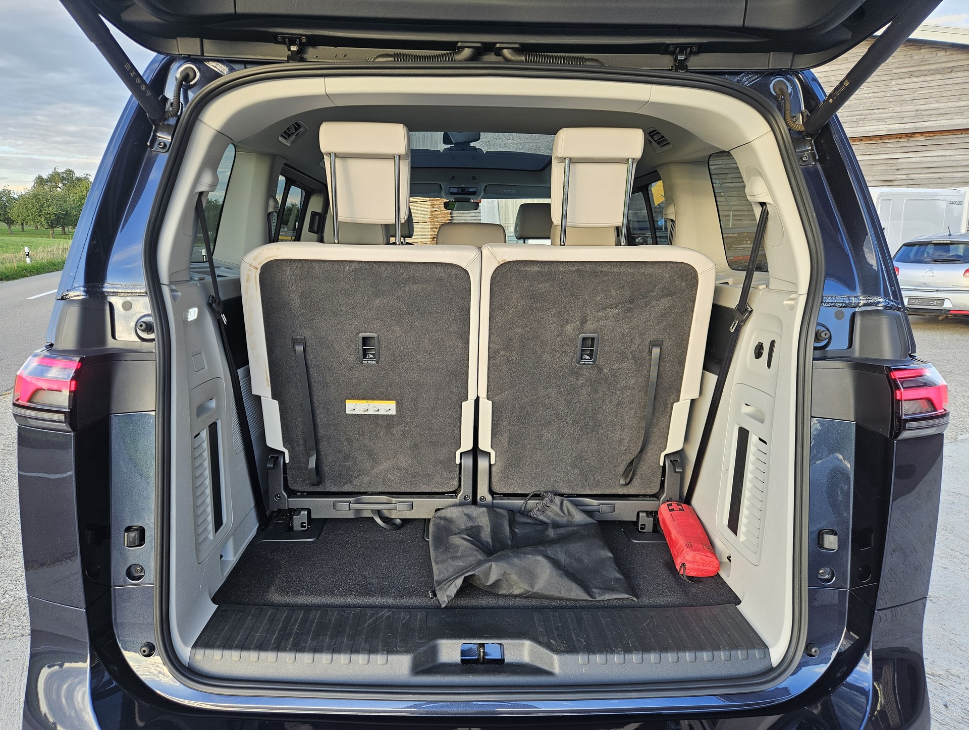 VW ID.Buzz LWB Pro mit 7-Sitzplätzen und Panoramadach-image-23
