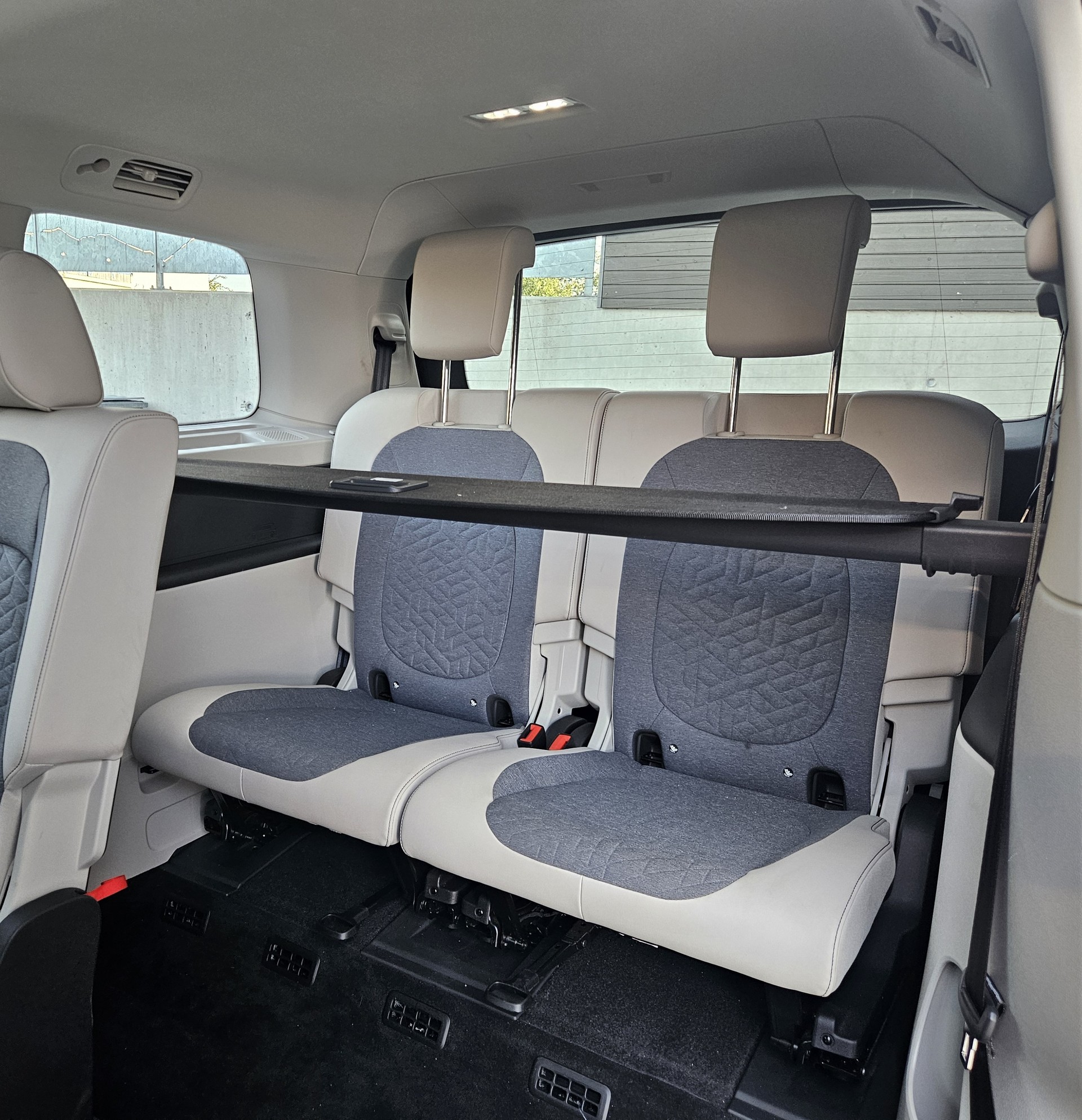 VW ID.Buzz LWB Pro mit 7-Sitzplätzen und Panoramadach-image-13