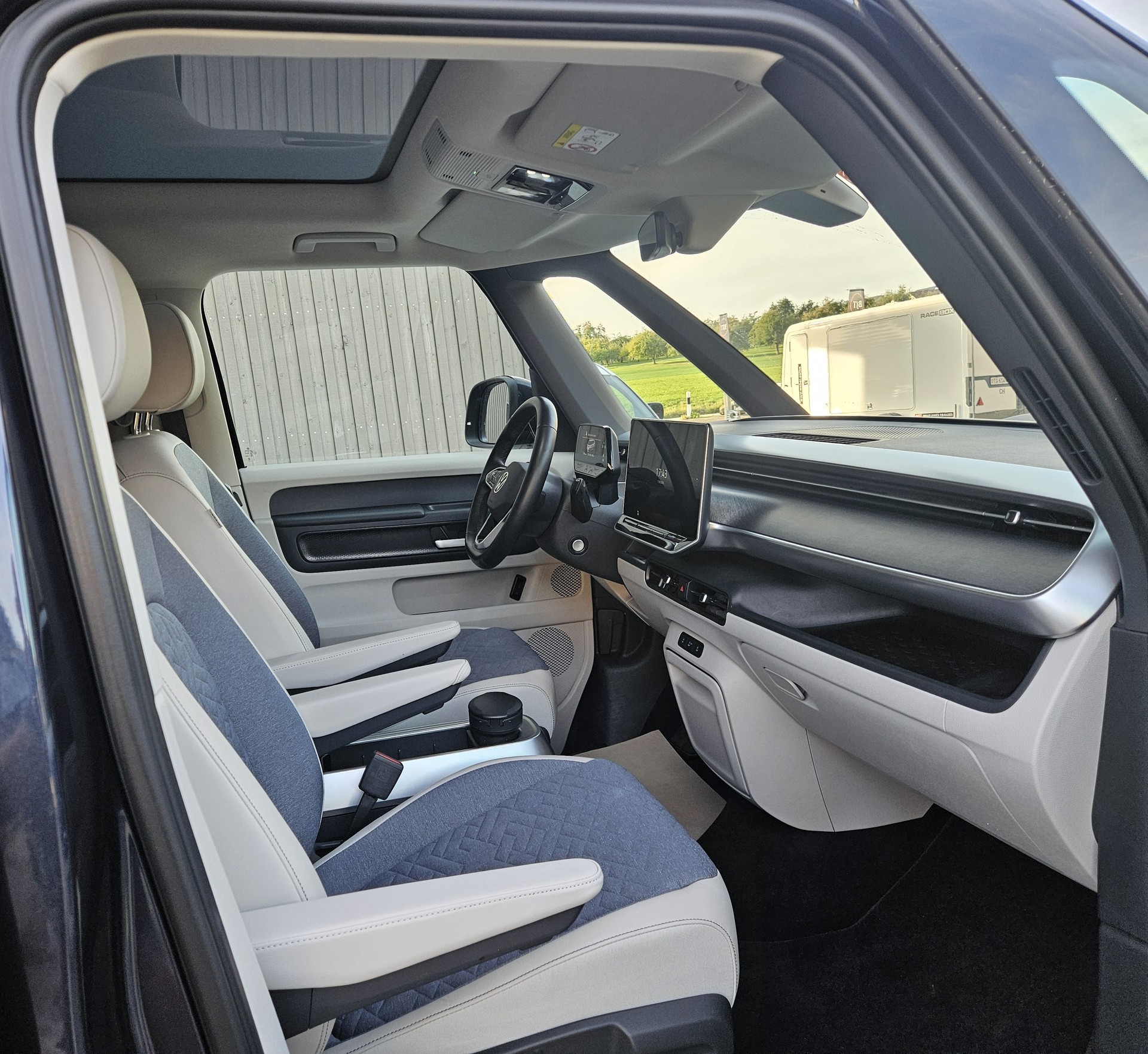 VW ID.Buzz LWB Pro mit 7-Sitzplätzen und Panoramadach-image-8