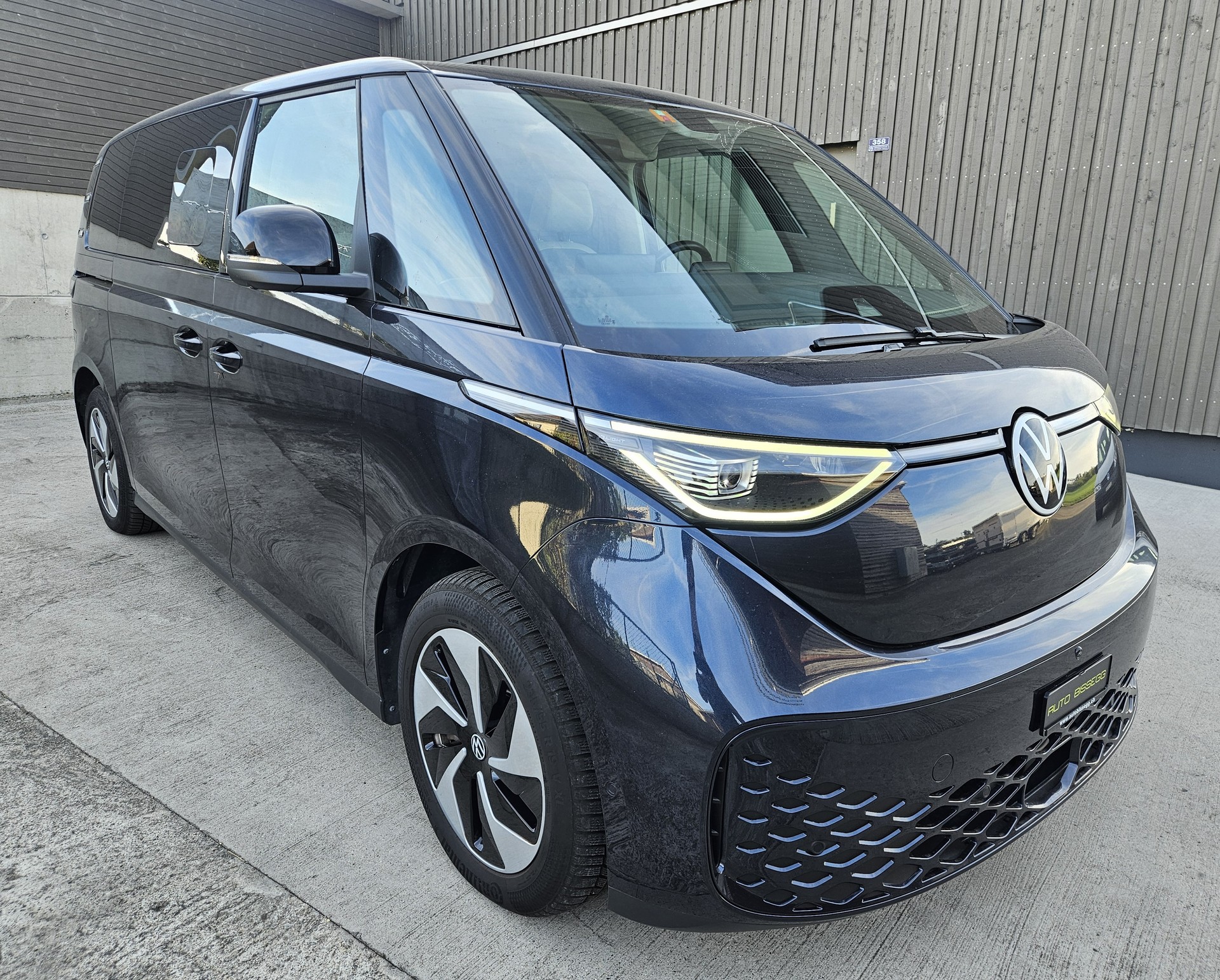 VW ID.Buzz LWB Pro mit 7-Sitzplätzen und Panoramadach-image-0