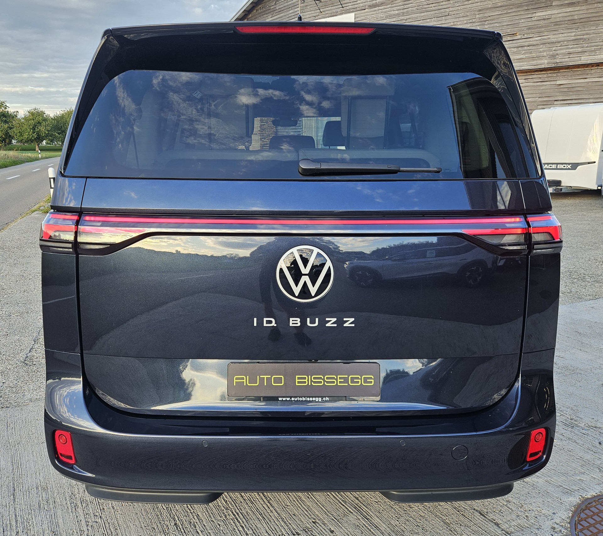 VW ID.Buzz LWB Pro mit 7-Sitzplätzen und Panoramadach-image-6