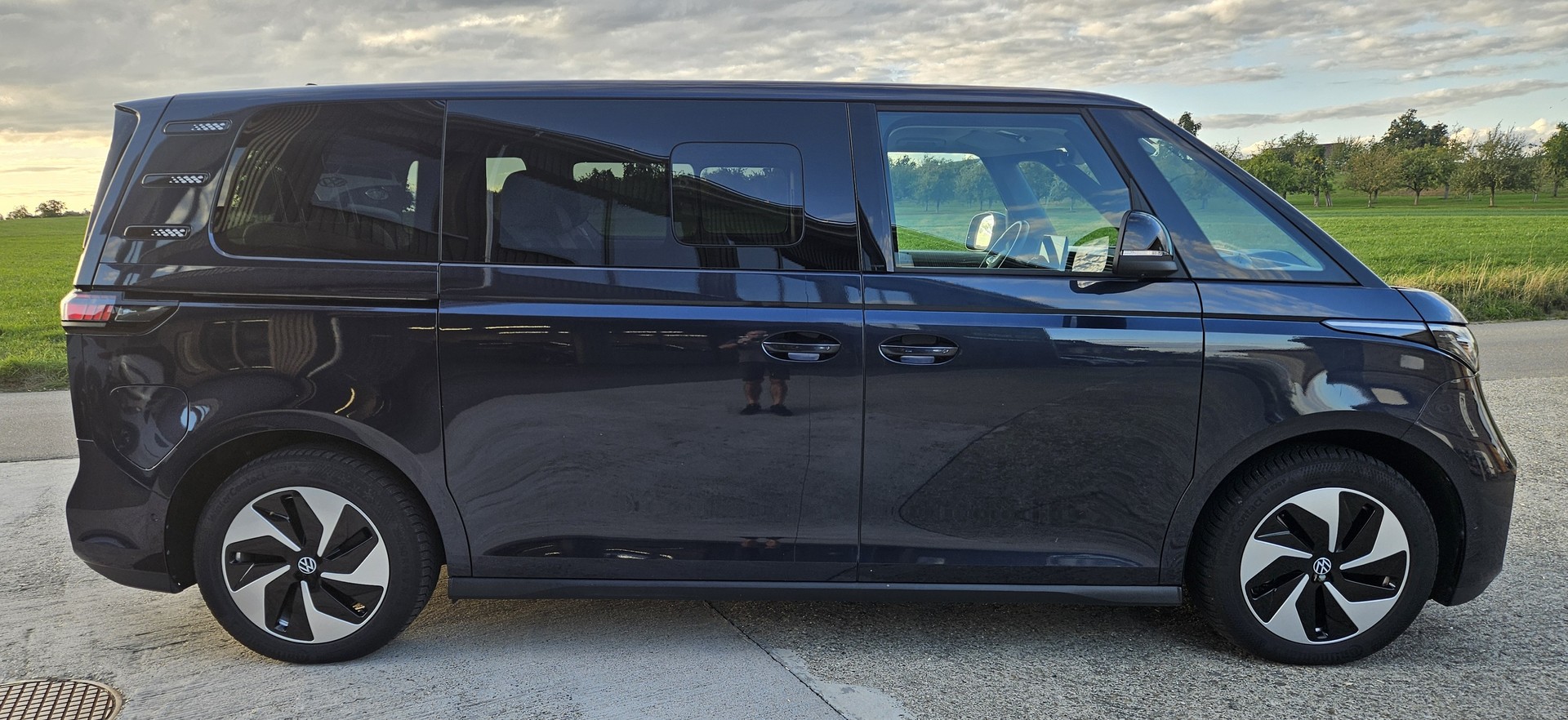 VW ID.Buzz LWB Pro mit 7-Sitzplätzen und Panoramadach-image-8