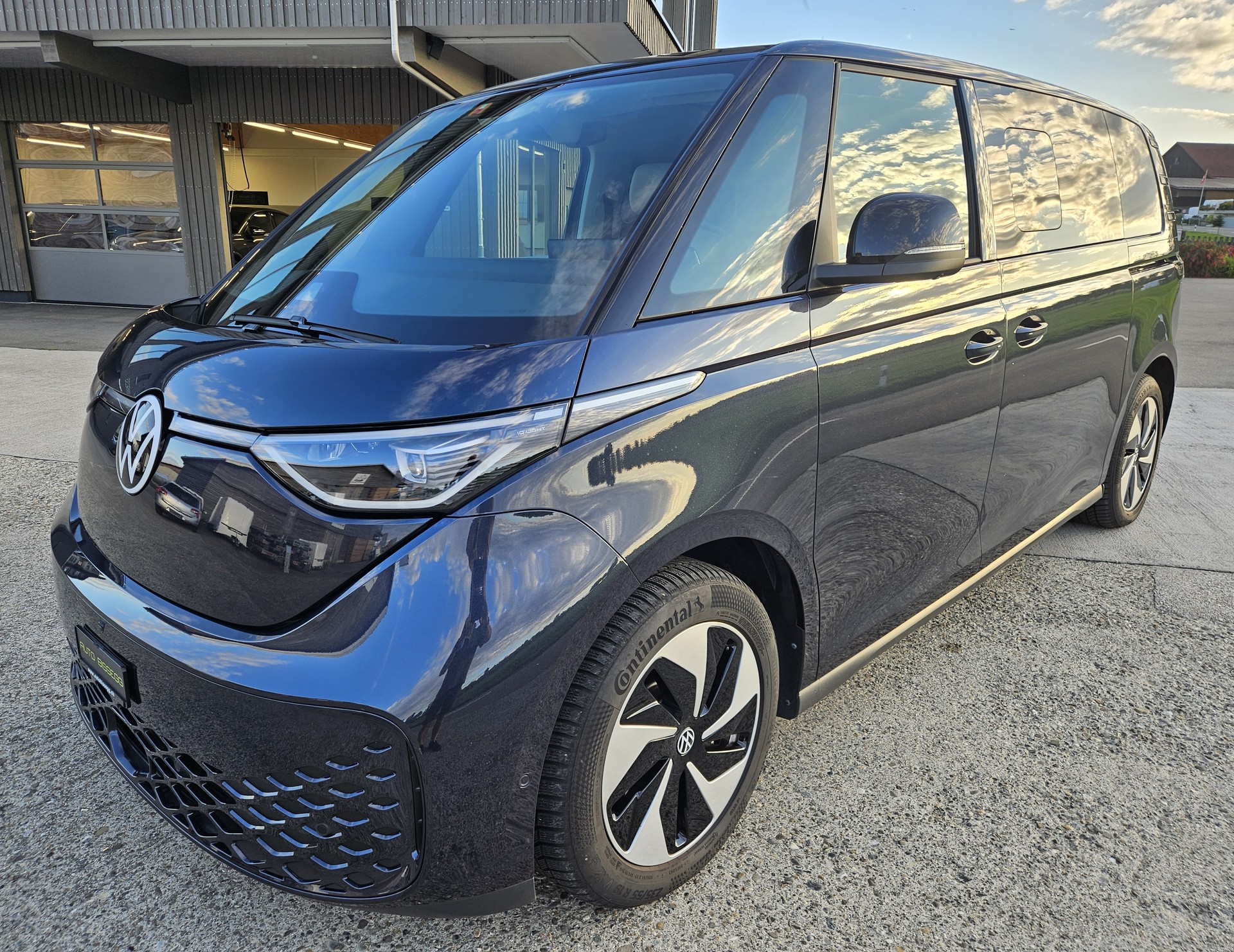 VW ID.Buzz LWB Pro mit 7-Sitzplätzen und Panoramadach-image-2