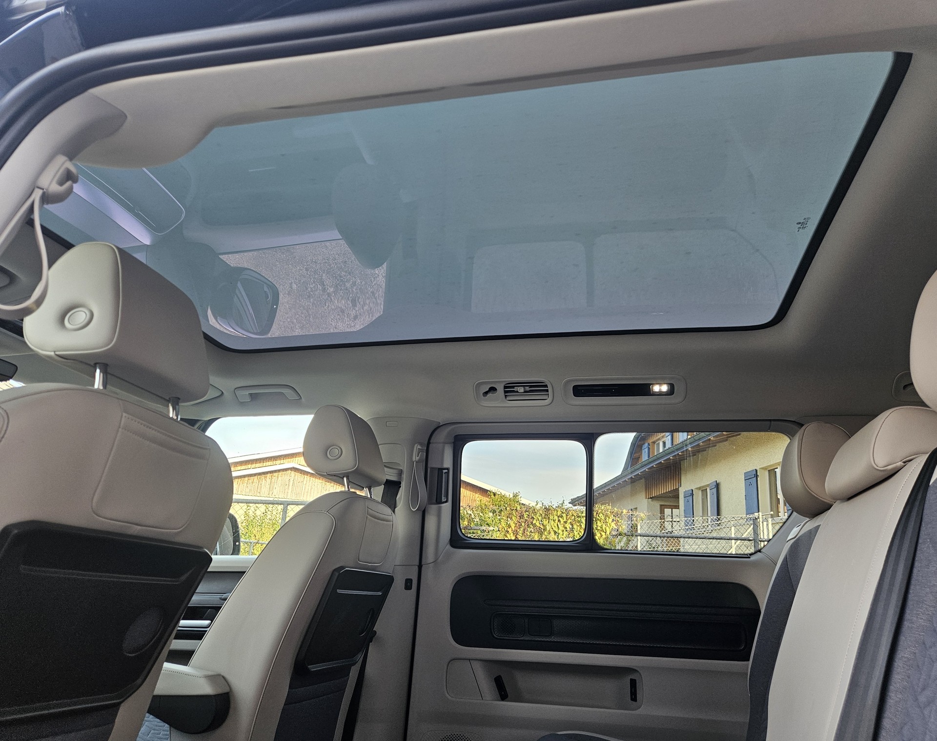 VW ID.Buzz LWB Pro mit 7-Sitzplätzen und Panoramadach-image-14