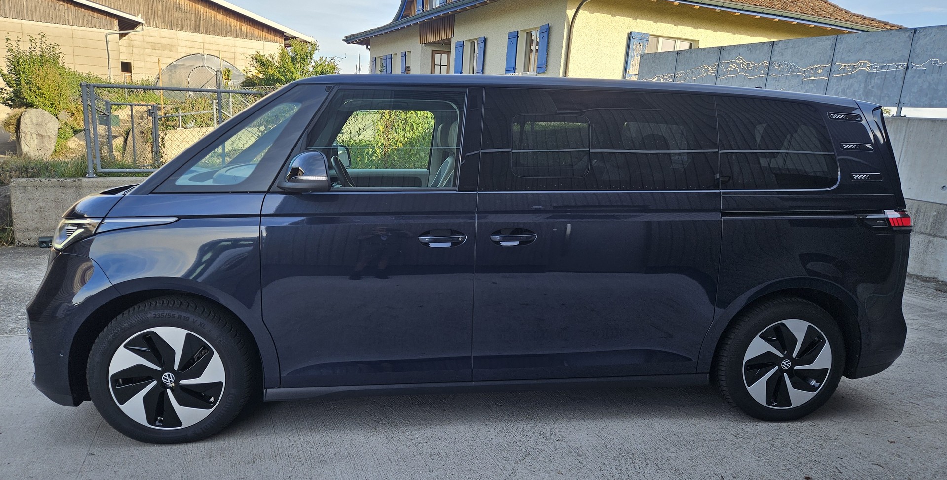 VW ID.Buzz LWB Pro mit 7-Sitzplätzen und Panoramadach-image-2