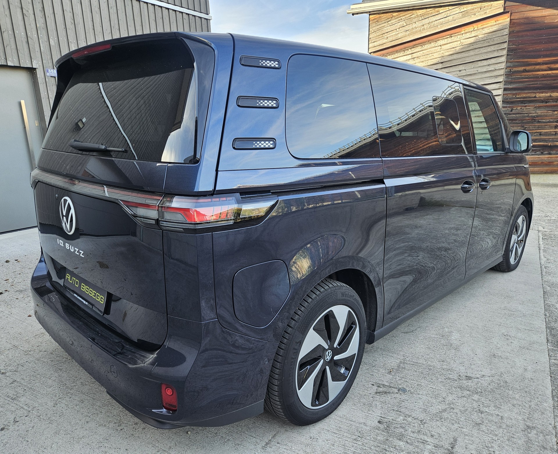 VW ID.Buzz LWB Pro mit 7-Sitzplätzen und Panoramadach-image-4