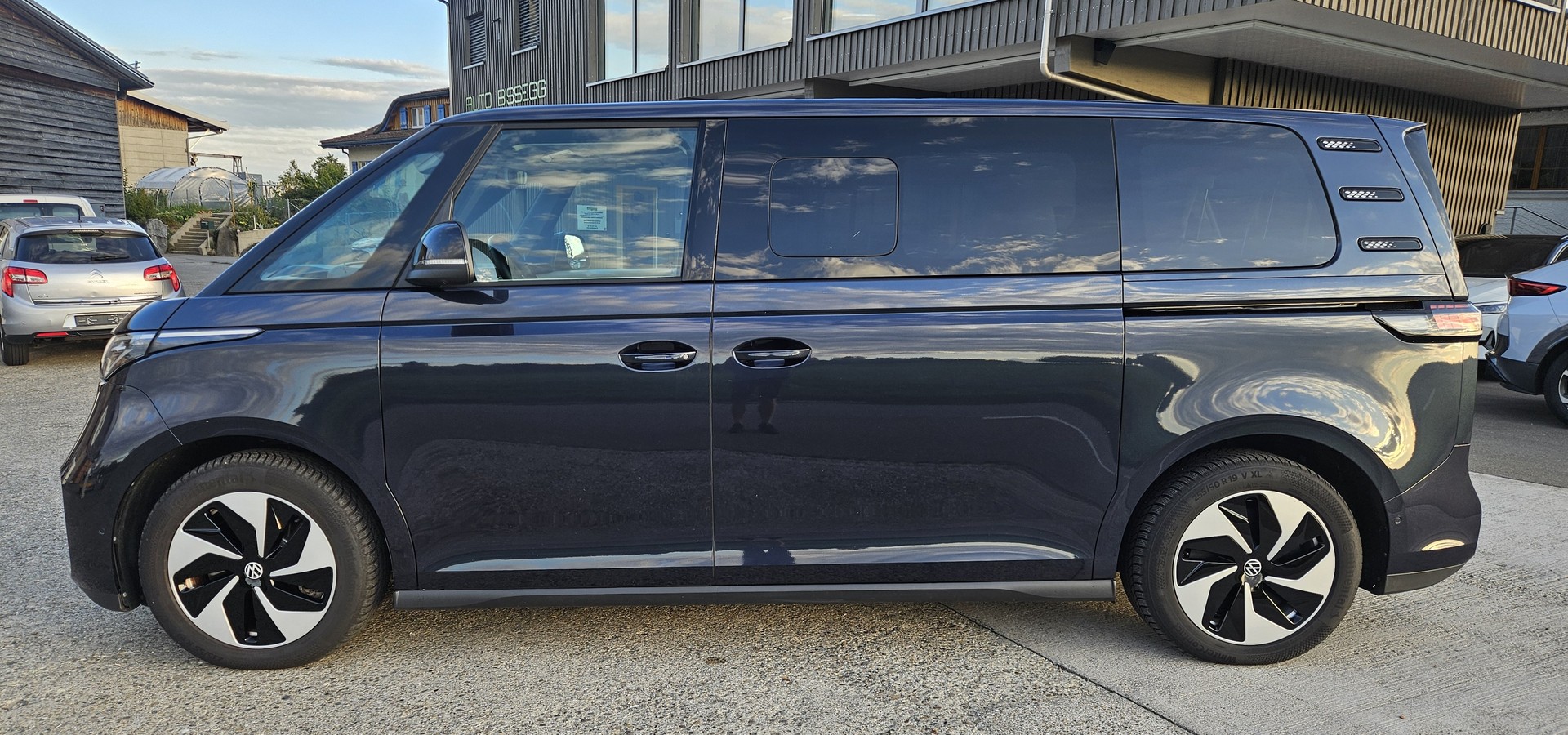 VW ID.Buzz LWB Pro mit 7-Sitzplätzen und Panoramadach-image-4