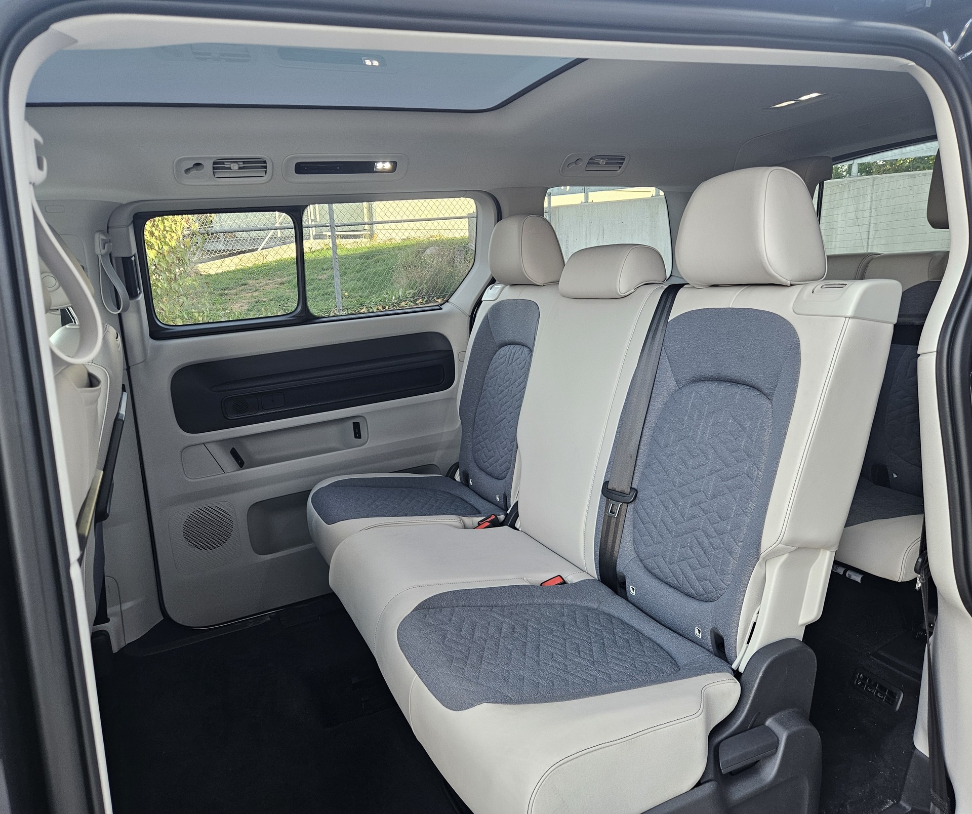 VW ID.Buzz LWB Pro mit 7-Sitzplätzen und Panoramadach-image-12