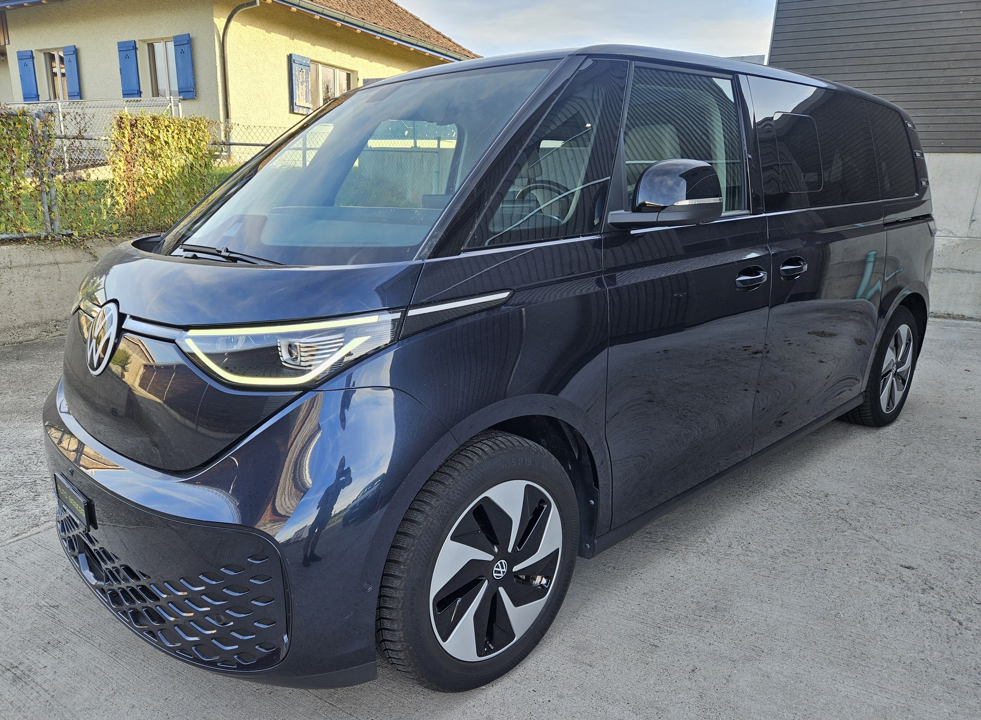 VW ID.Buzz LWB Pro mit 7-Sitzplätzen und Panoramadach-image-1