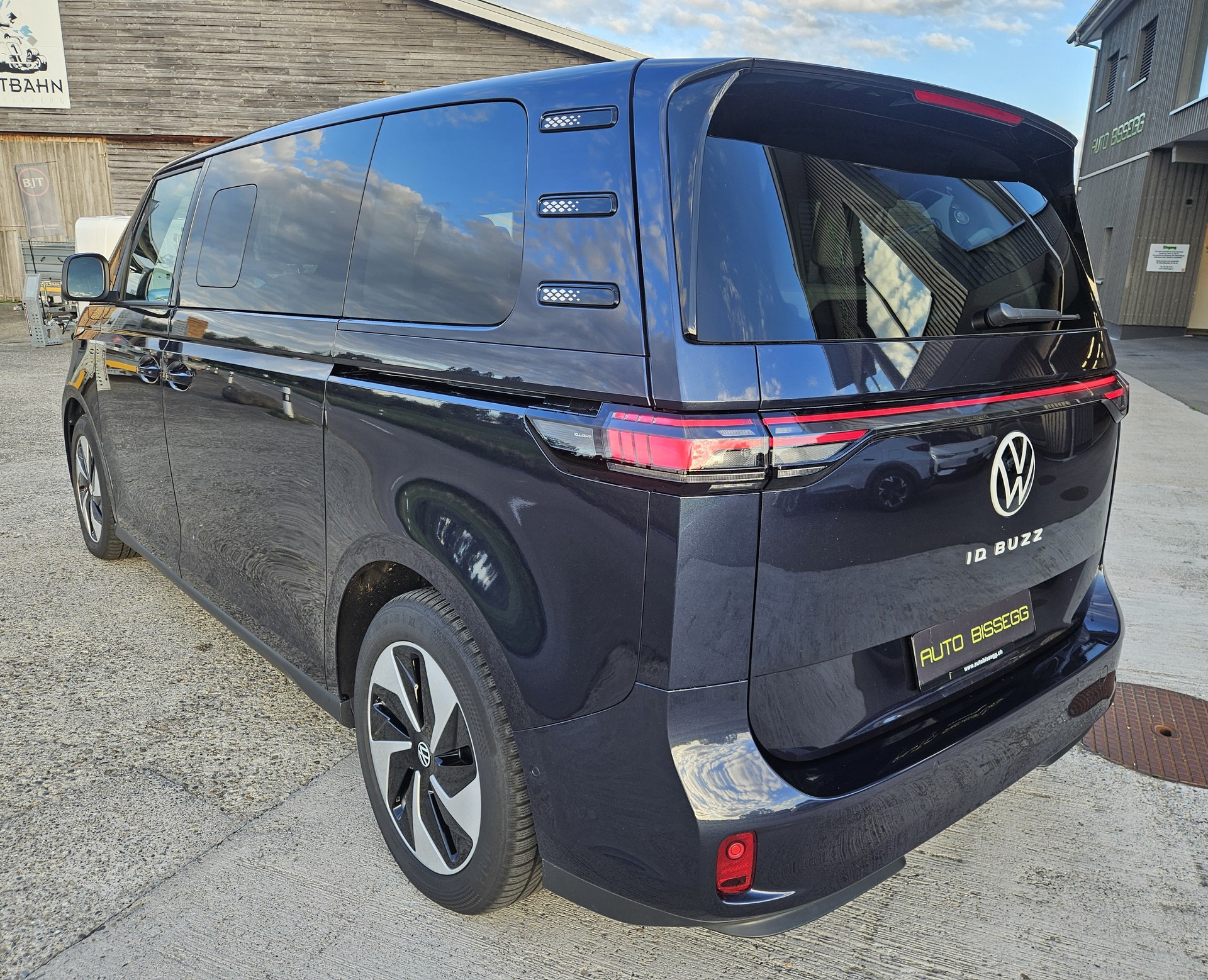 VW ID.Buzz LWB Pro mit 7-Sitzplätzen und Panoramadach-image-5