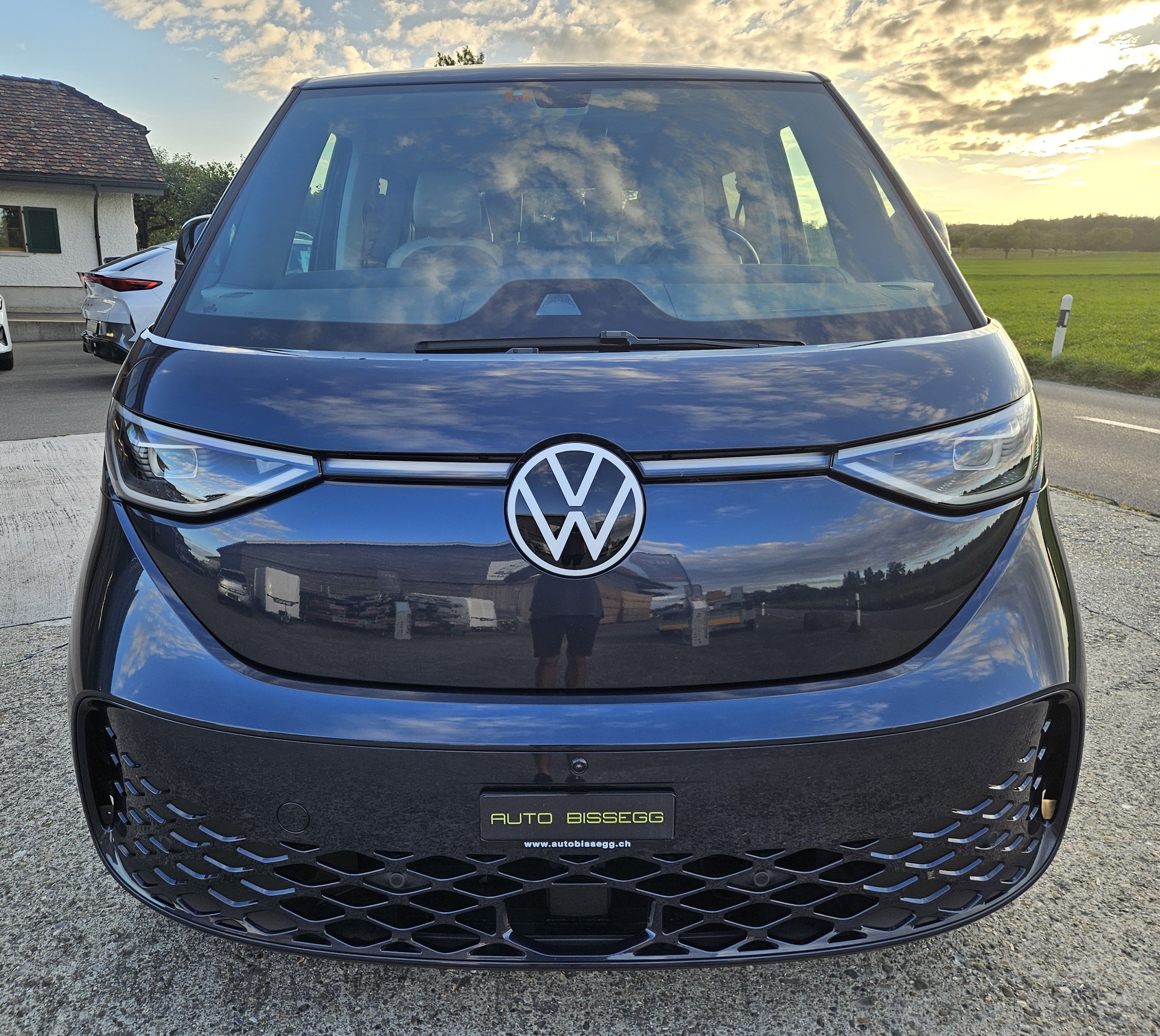 VW ID.Buzz LWB Pro mit 7-Sitzplätzen und Panoramadach-image-1