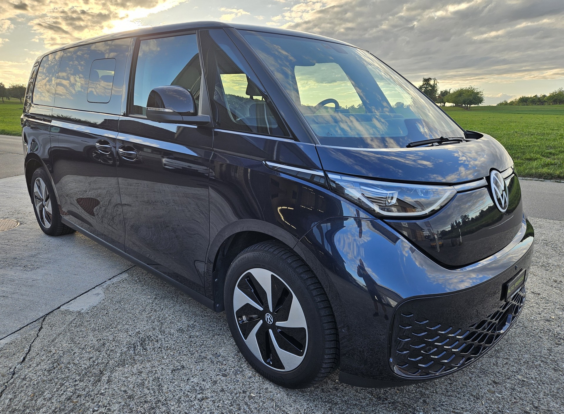 VW ID.Buzz LWB Pro mit 7-Sitzplätzen und Panoramadach
