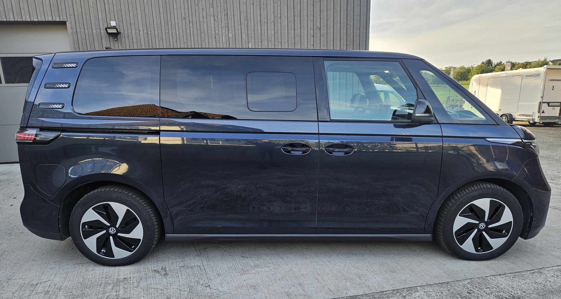 VW ID.Buzz LWB Pro mit 7-Sitzplätzen und Panoramadach-image-5