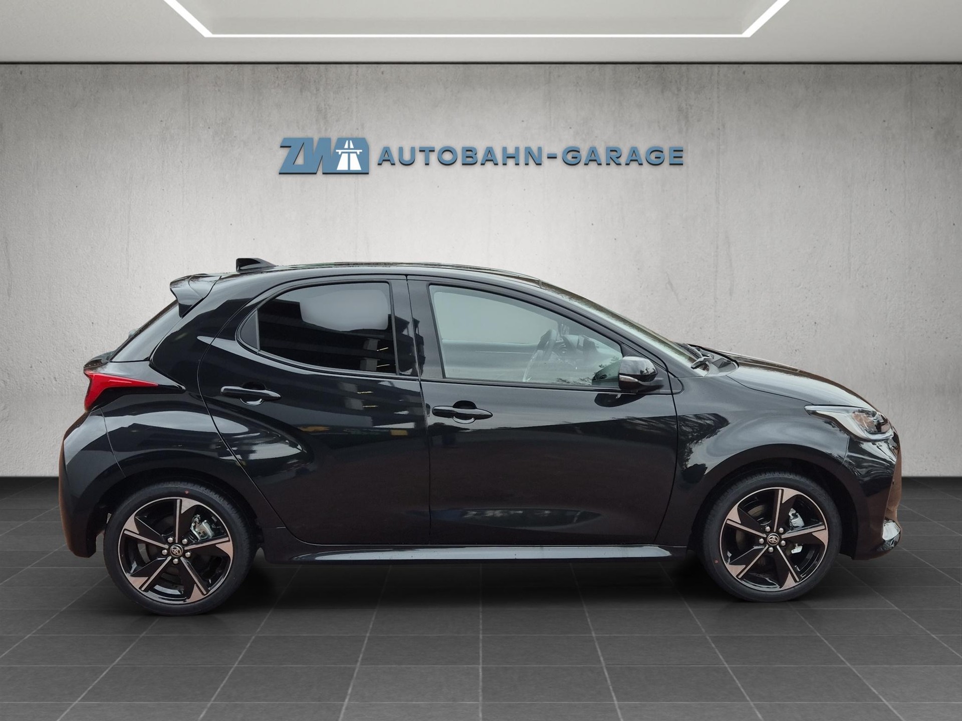 TOYOTA Yaris 1.5 VVT-i HSD Premium-image-5