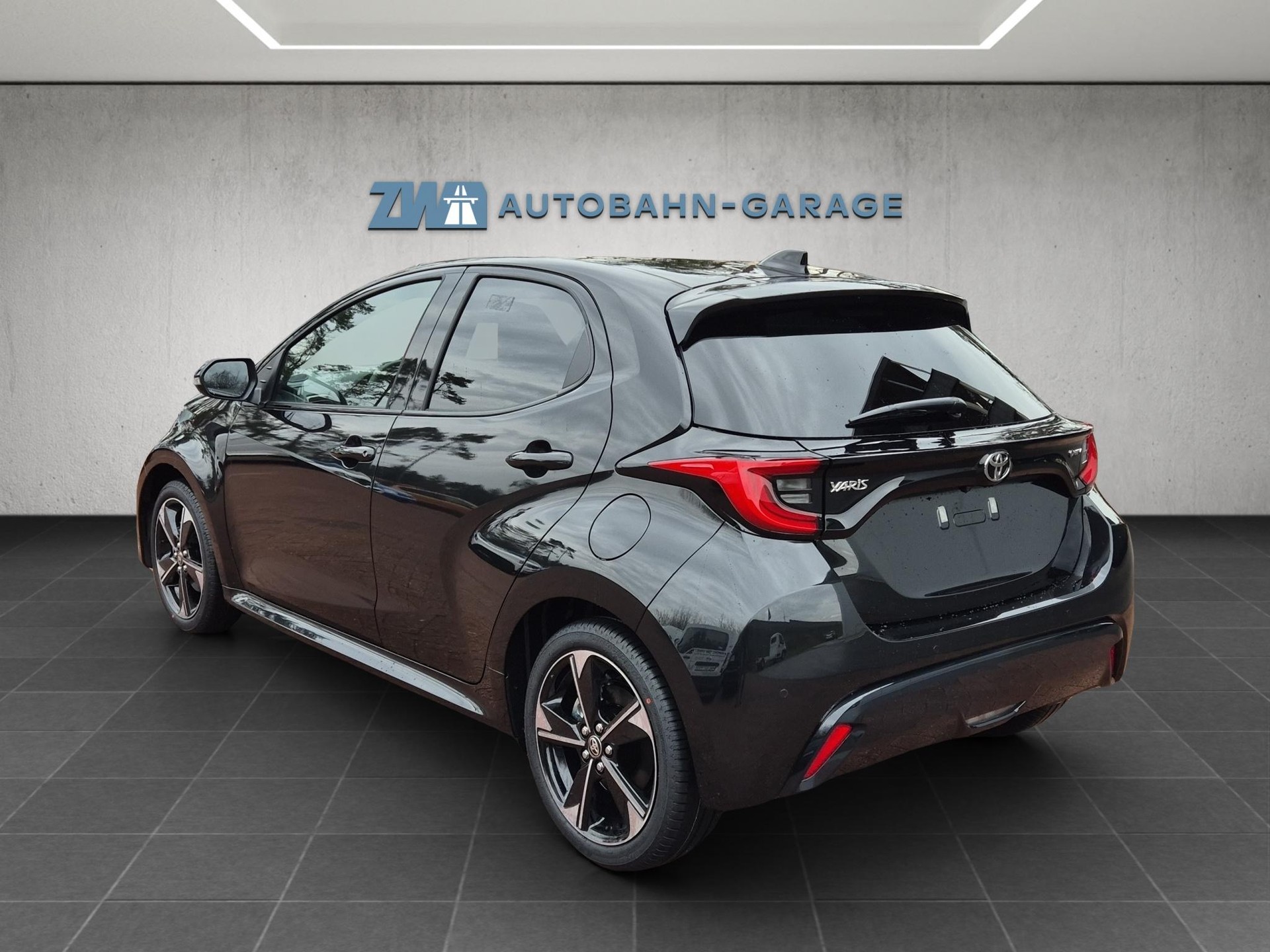 TOYOTA Yaris 1.5 VVT-i HSD Premium-image-2