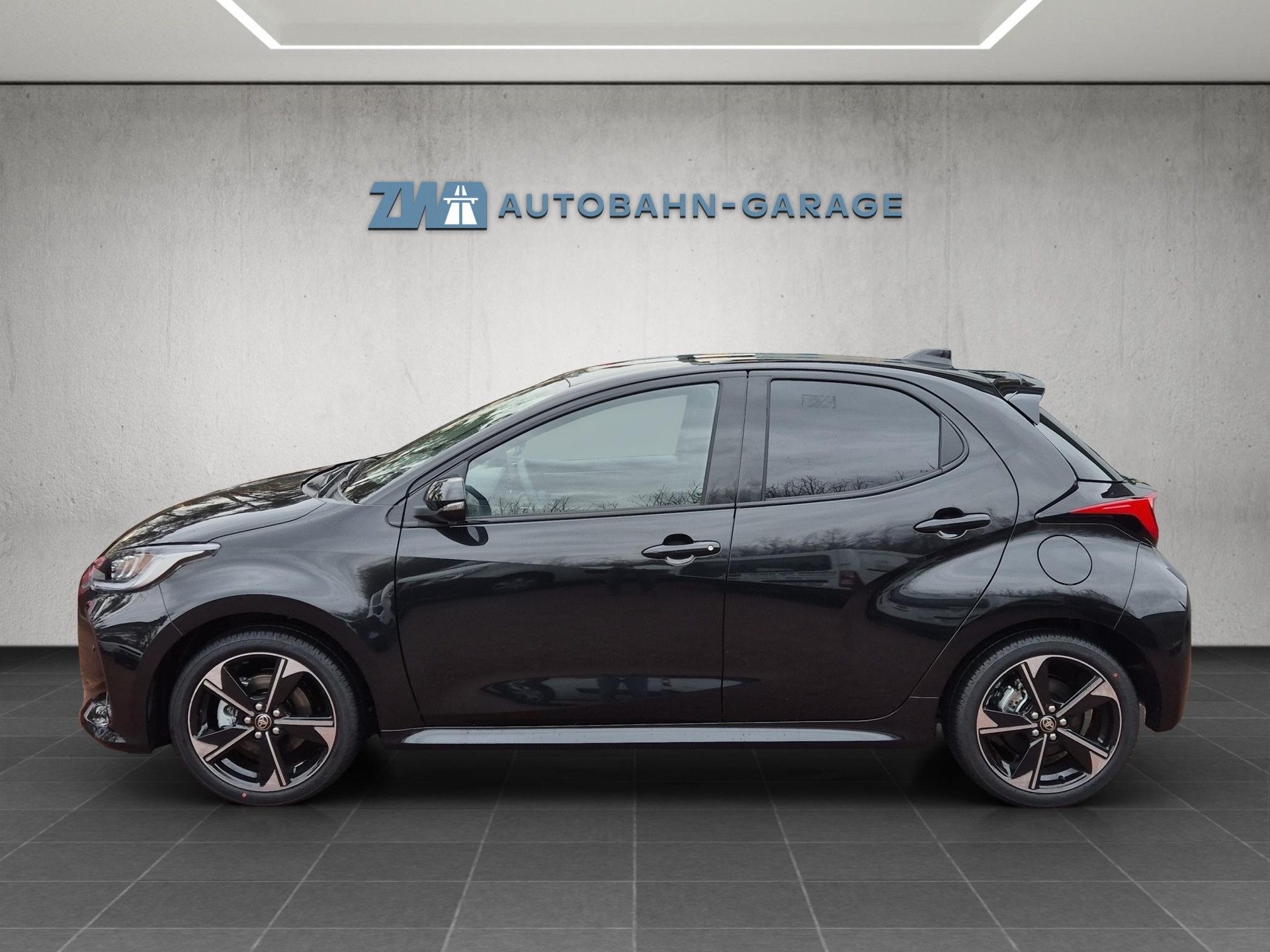 TOYOTA Yaris 1.5 VVT-i HSD Premium-image-1