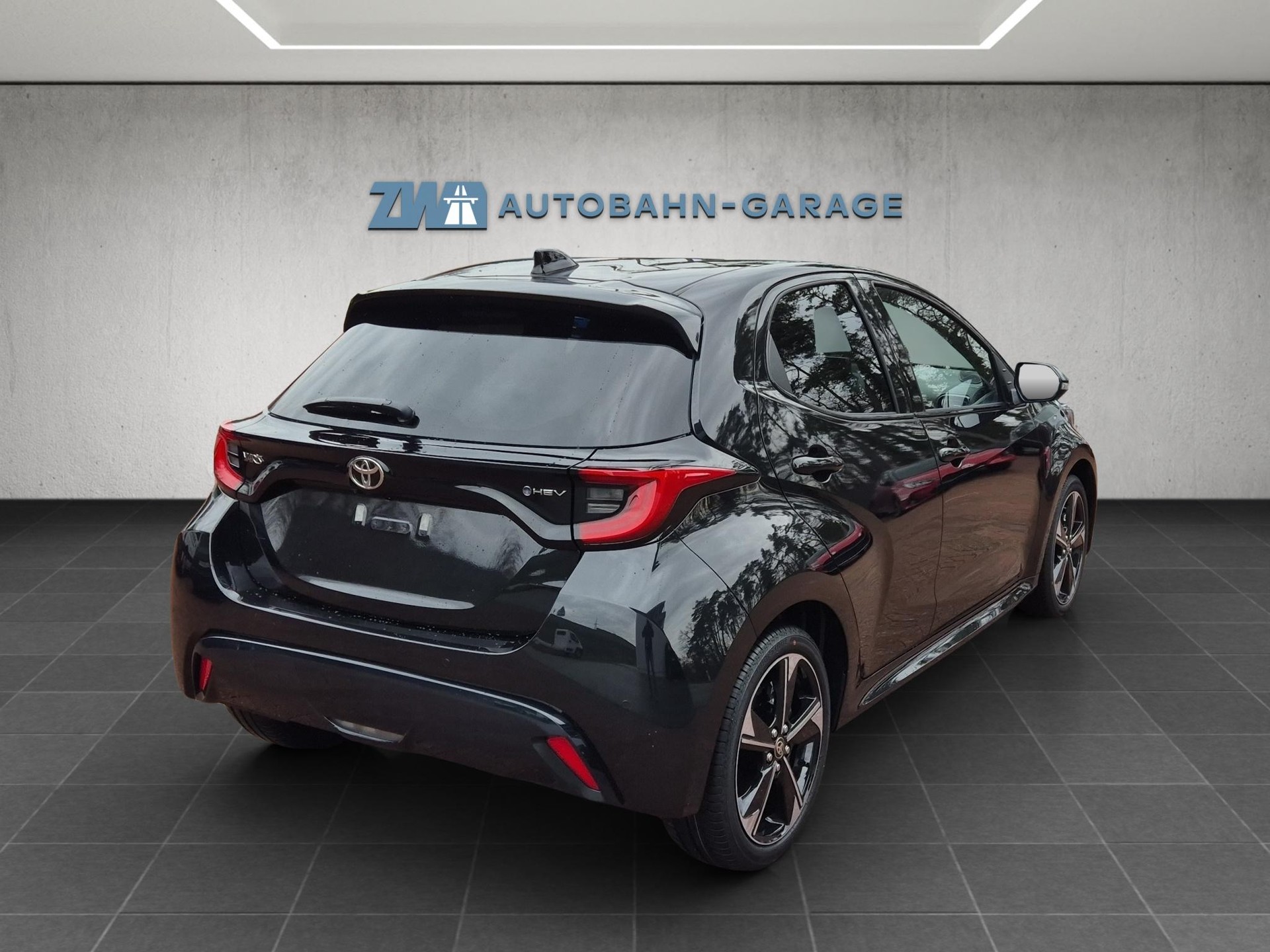 TOYOTA Yaris 1.5 VVT-i HSD Premium-image-4