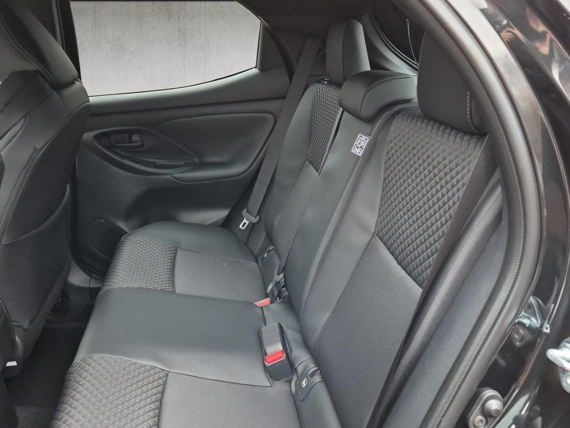 TOYOTA Yaris 1.5 VVT-i HSD Premium-image-12