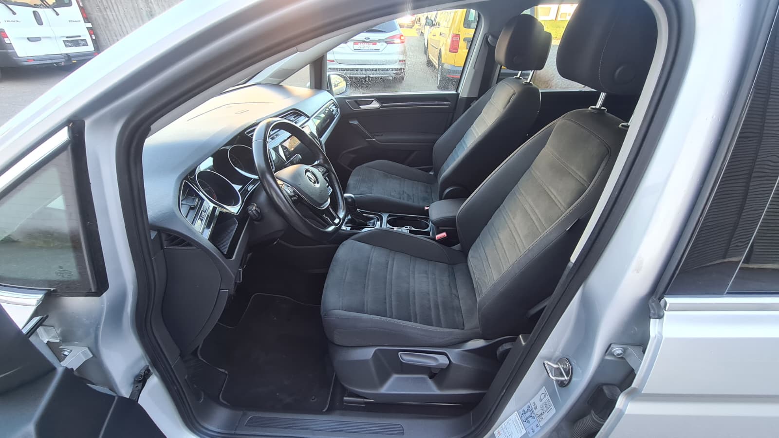 VW Touran 2.0 TDI BlueMotion Technology Highline DSG ** 7-Plätzer ** Gr-Navi ** RF-Kamera ** Abstandsregelsysteme ** Sitzheizung **-image-17