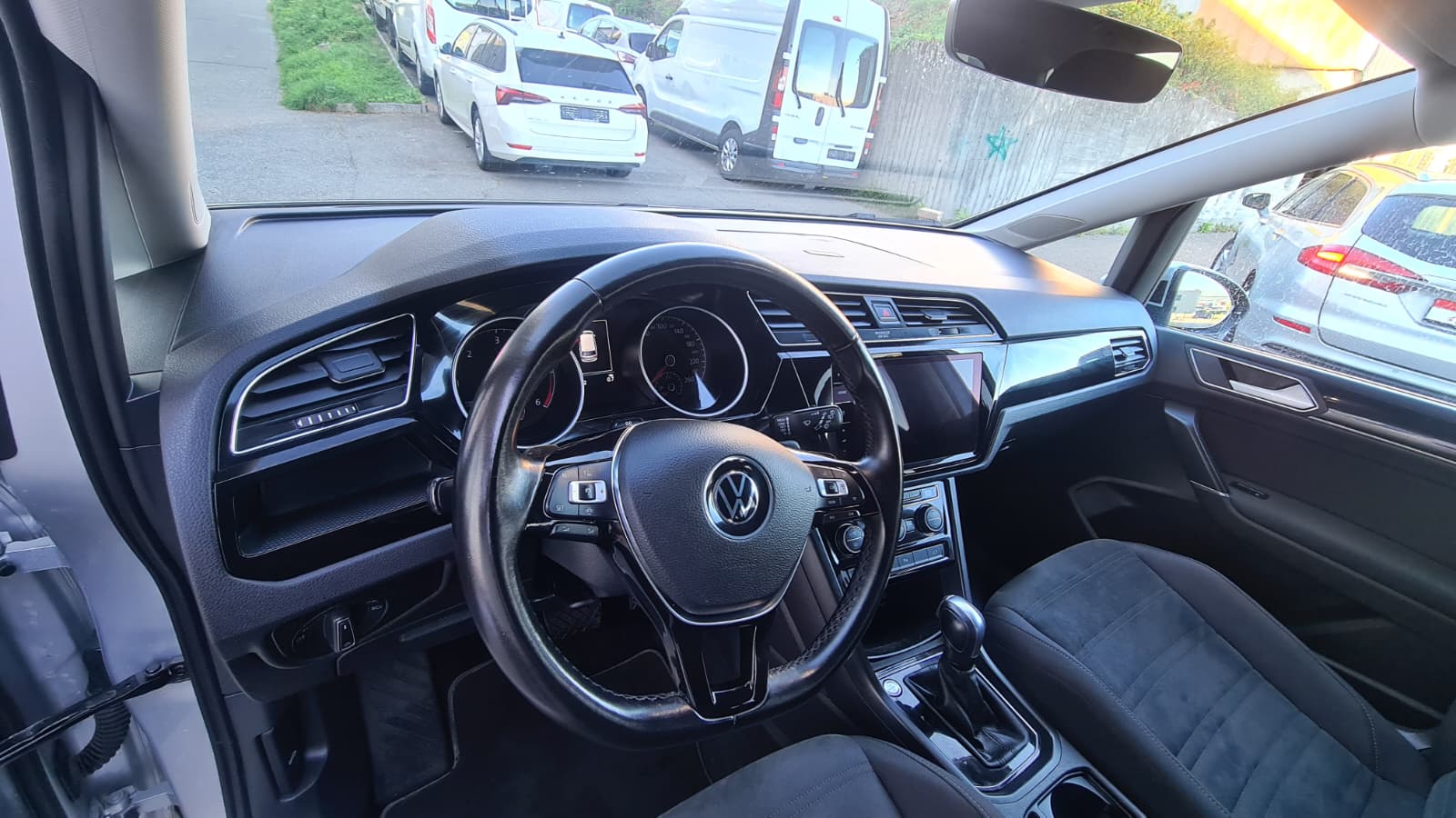 VW Touran 2.0 TDI BlueMotion Technology Highline DSG ** 7-Plätzer ** Gr-Navi ** RF-Kamera ** Abstandsregelsysteme ** Sitzheizung **-image-16