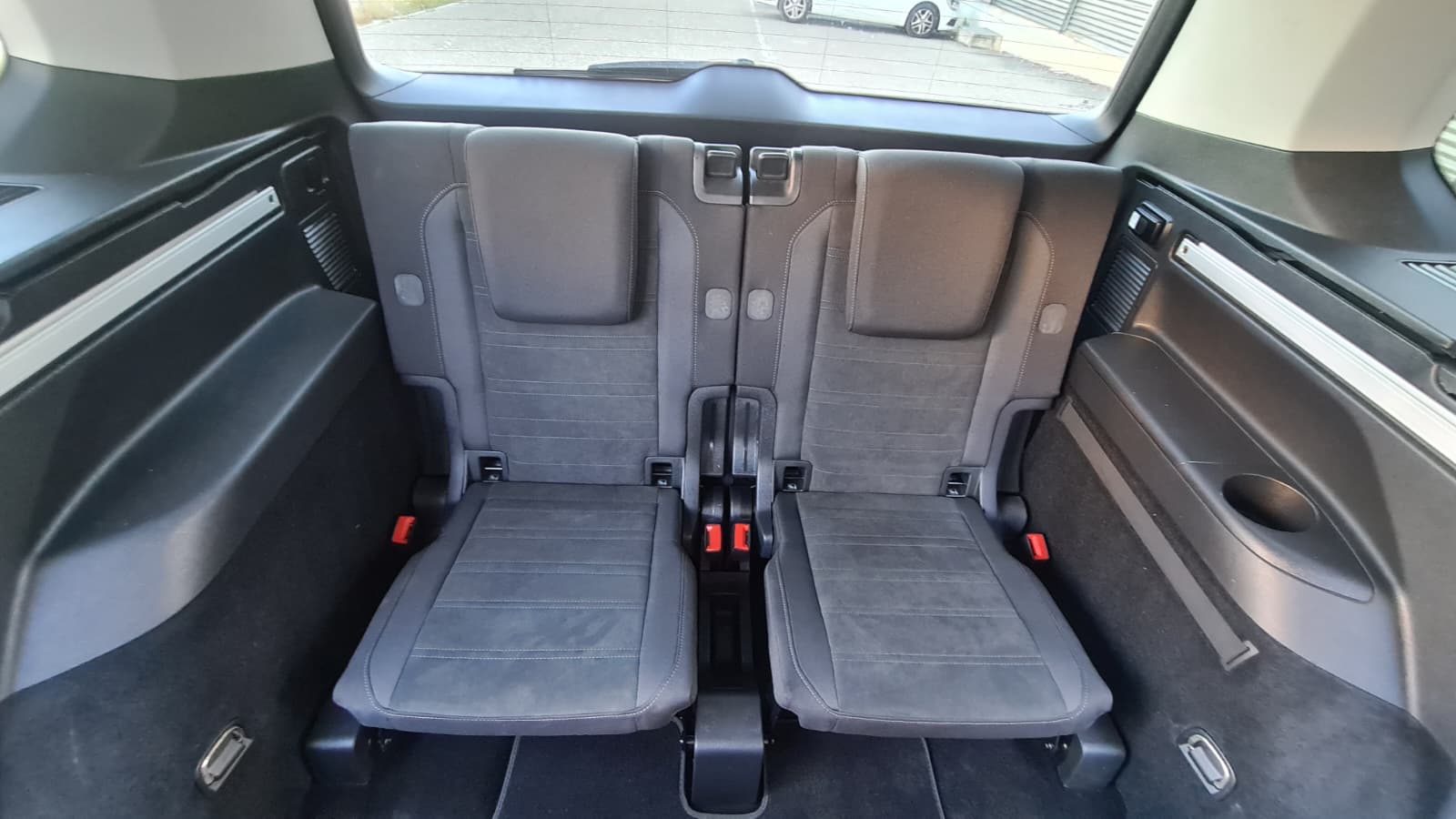 VW Touran 2.0 TDI BlueMotion Technology Highline DSG ** 7-Plätzer ** Gr-Navi ** RF-Kamera ** Abstandsregelsysteme ** Sitzheizung **-image-18