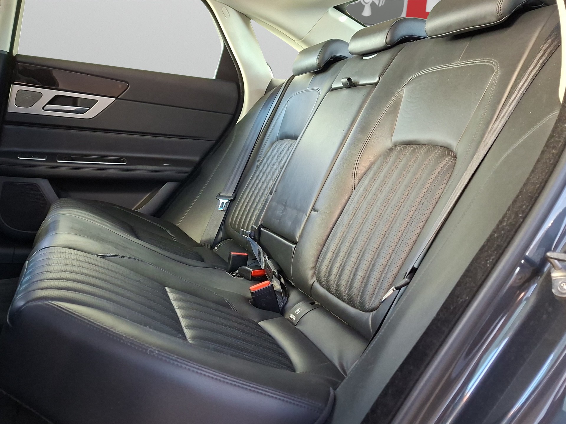 JAGUAR XF 20d Portfolio AWD Automatic-image-13