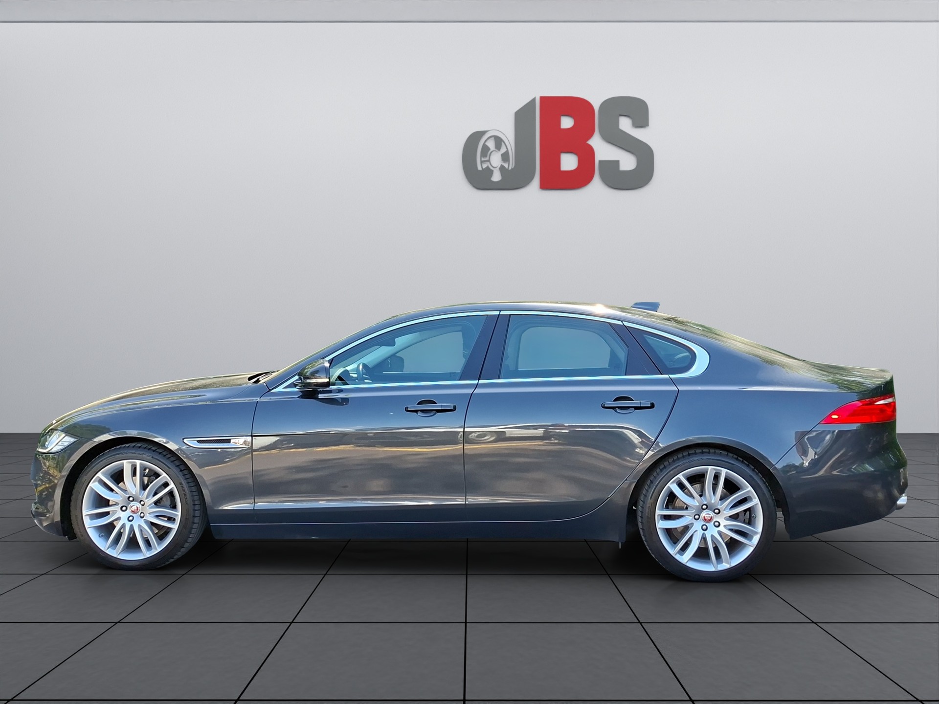 JAGUAR XF 20d Portfolio AWD Automatic-image-1