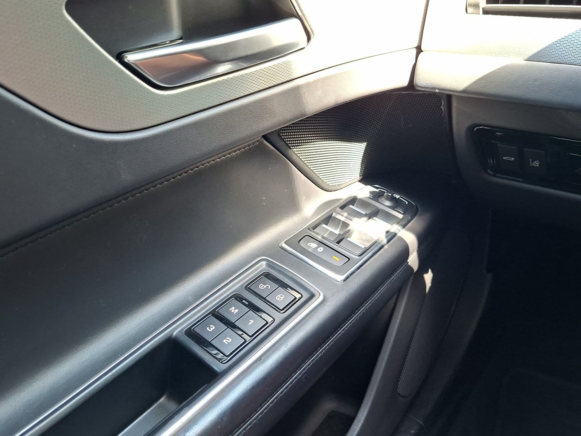JAGUAR XF 20d Portfolio AWD Automatic-image-10