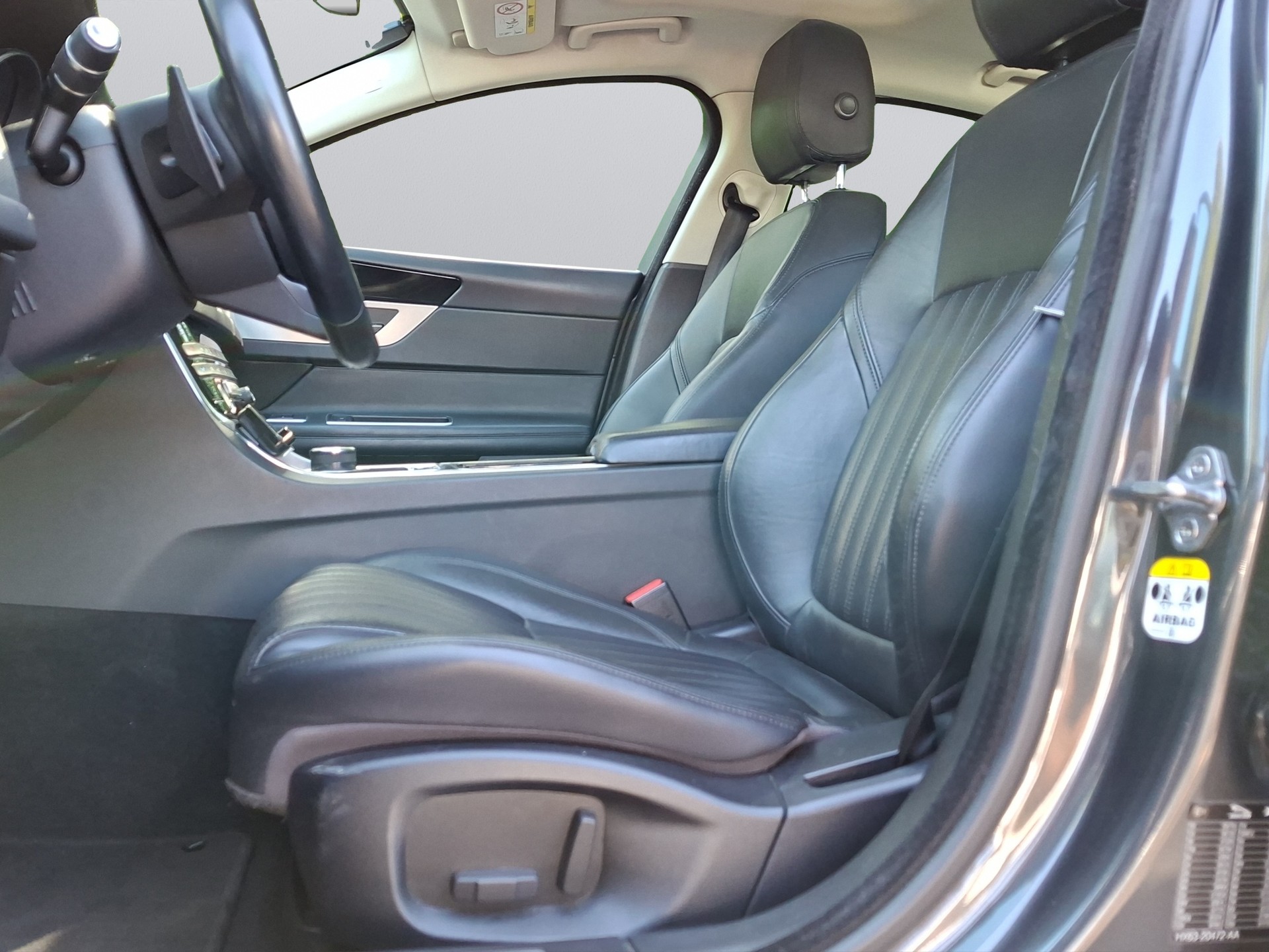 JAGUAR XF 20d Portfolio AWD Automatic-image-9