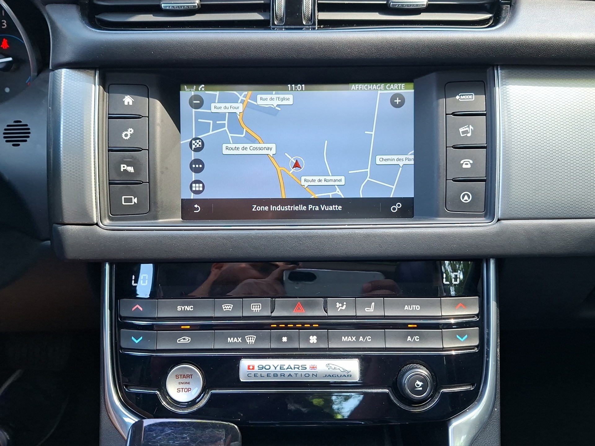 JAGUAR XF 20d Portfolio AWD Automatic-image-14