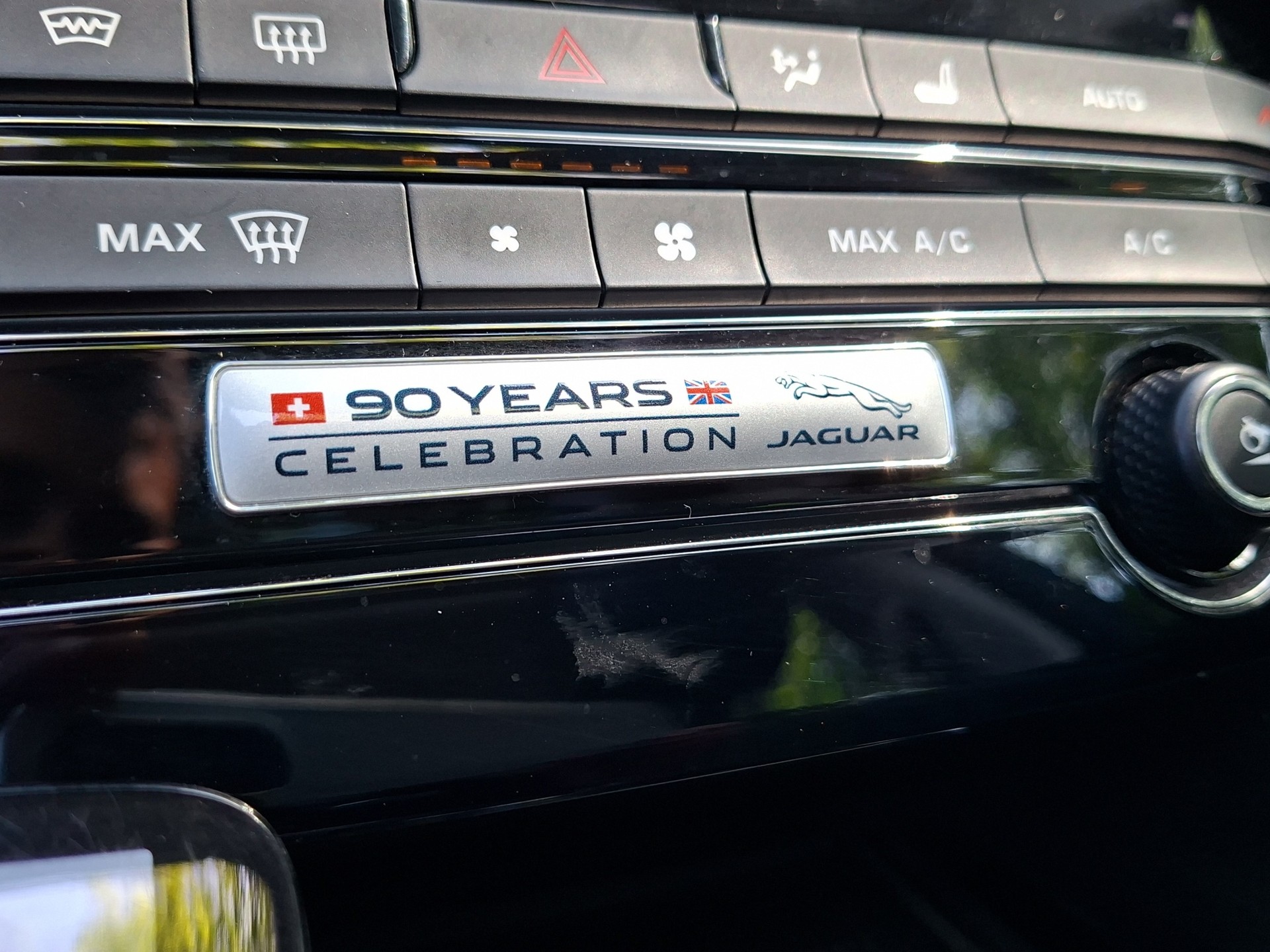 JAGUAR XF 20d Portfolio AWD Automatic-image-17