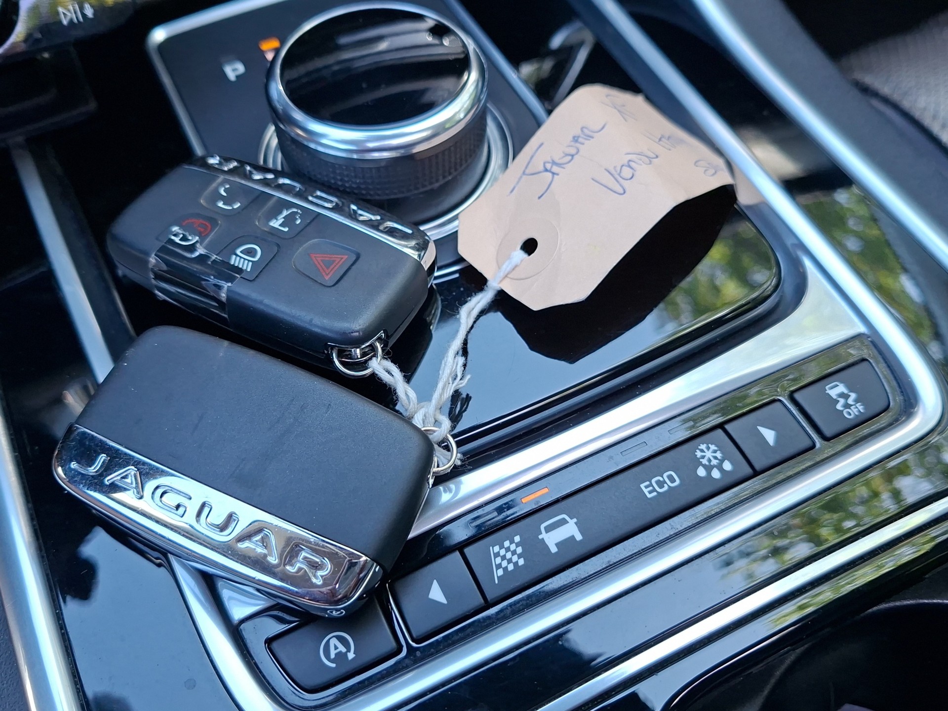 JAGUAR XF 20d Portfolio AWD Automatic-image-18