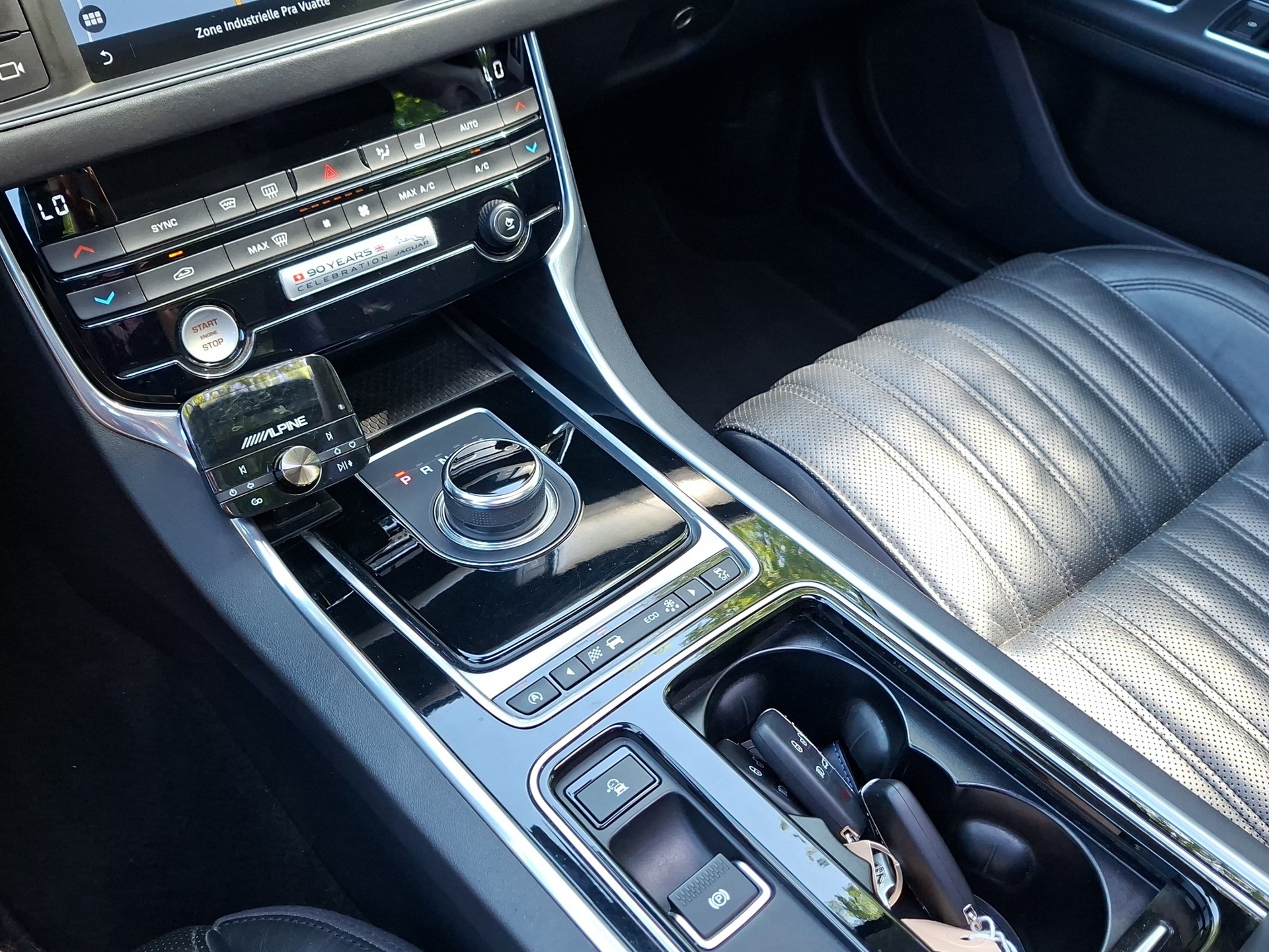JAGUAR XF 20d Portfolio AWD Automatic-image-12