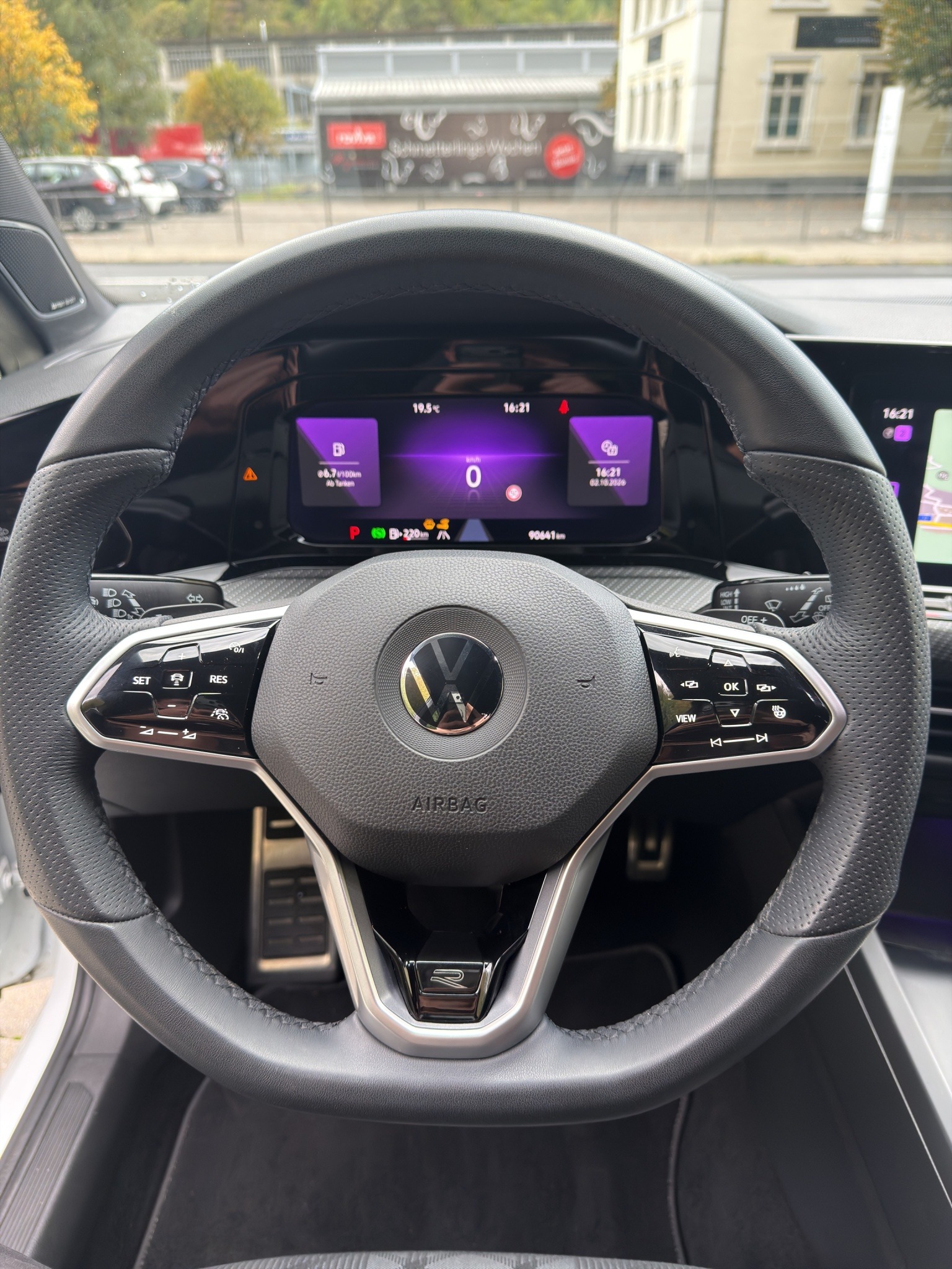 VW Golf 1.5 eTSI mHEV ACT R-Line DSG-image-11