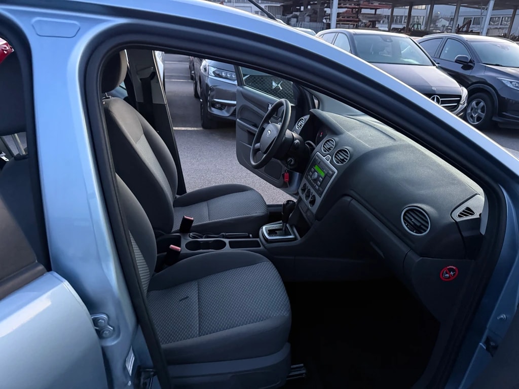 FORD Focus 1.6i Ghia Automatic-image-12