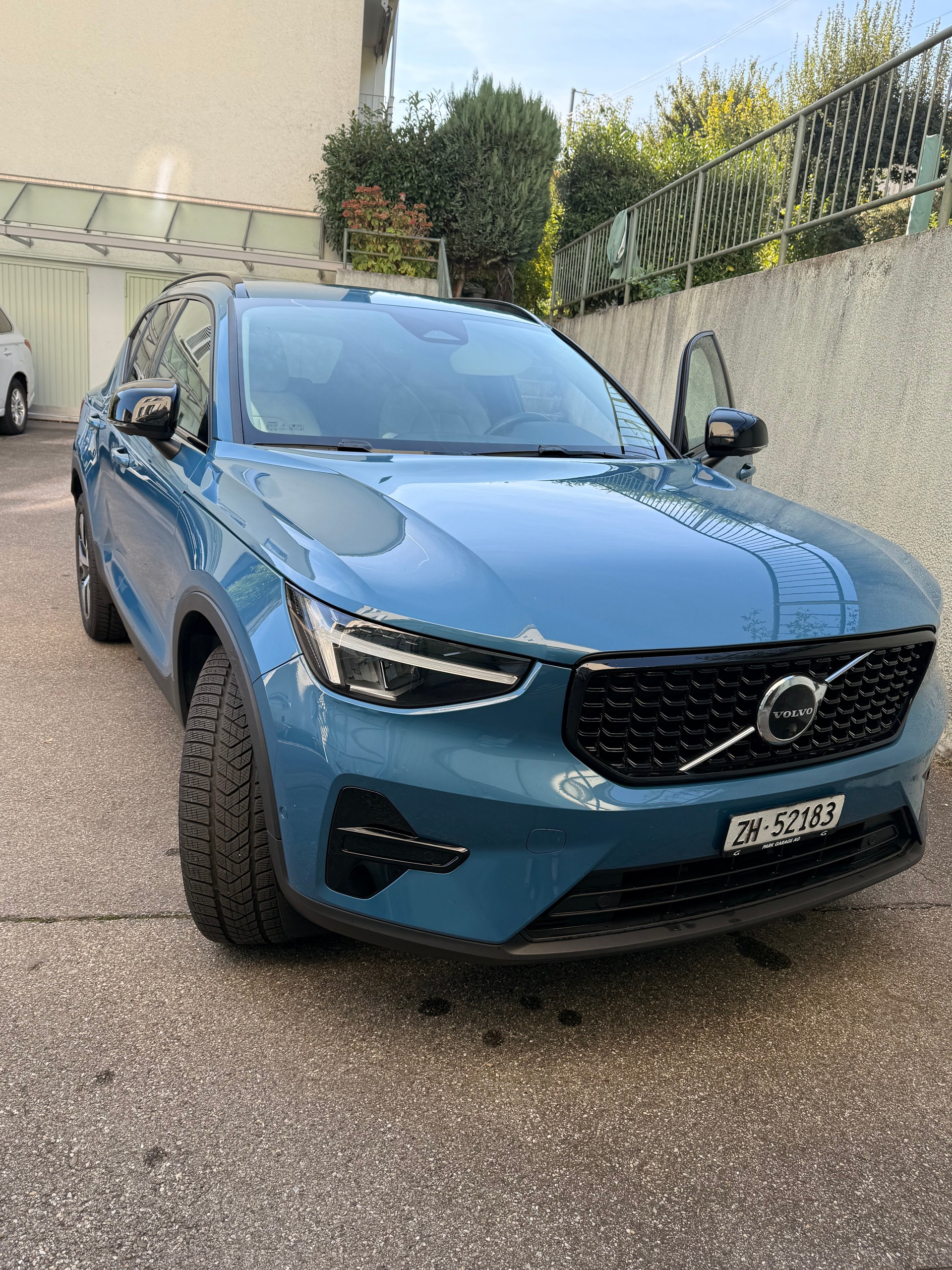 VOLVO 2.0 B4 MH Plus Dark AWD-image-2