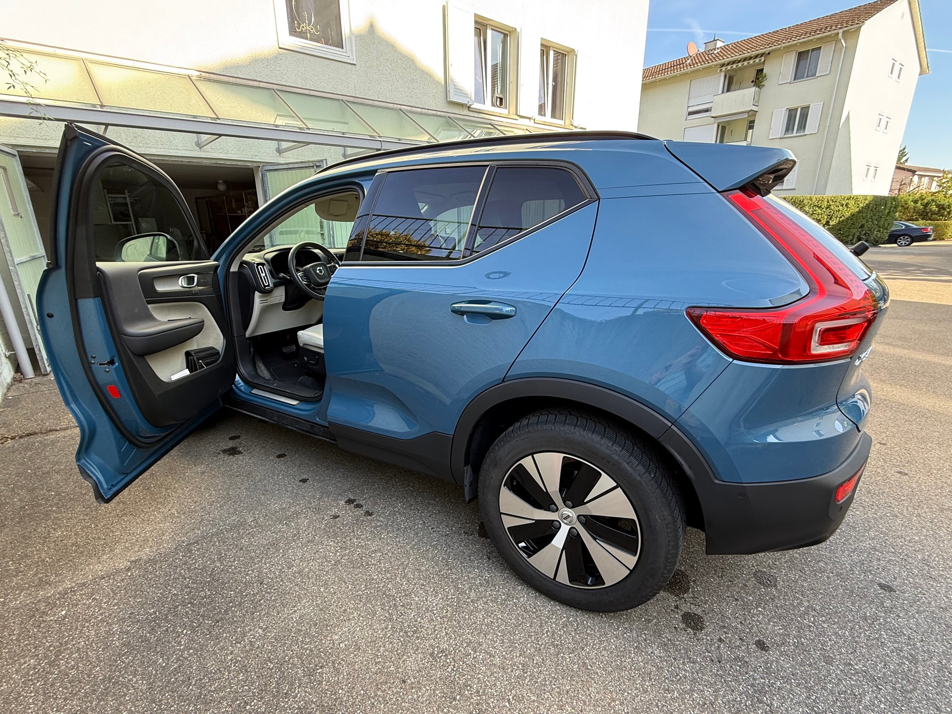 VOLVO 2.0 B4 MH Plus Dark AWD-image-1