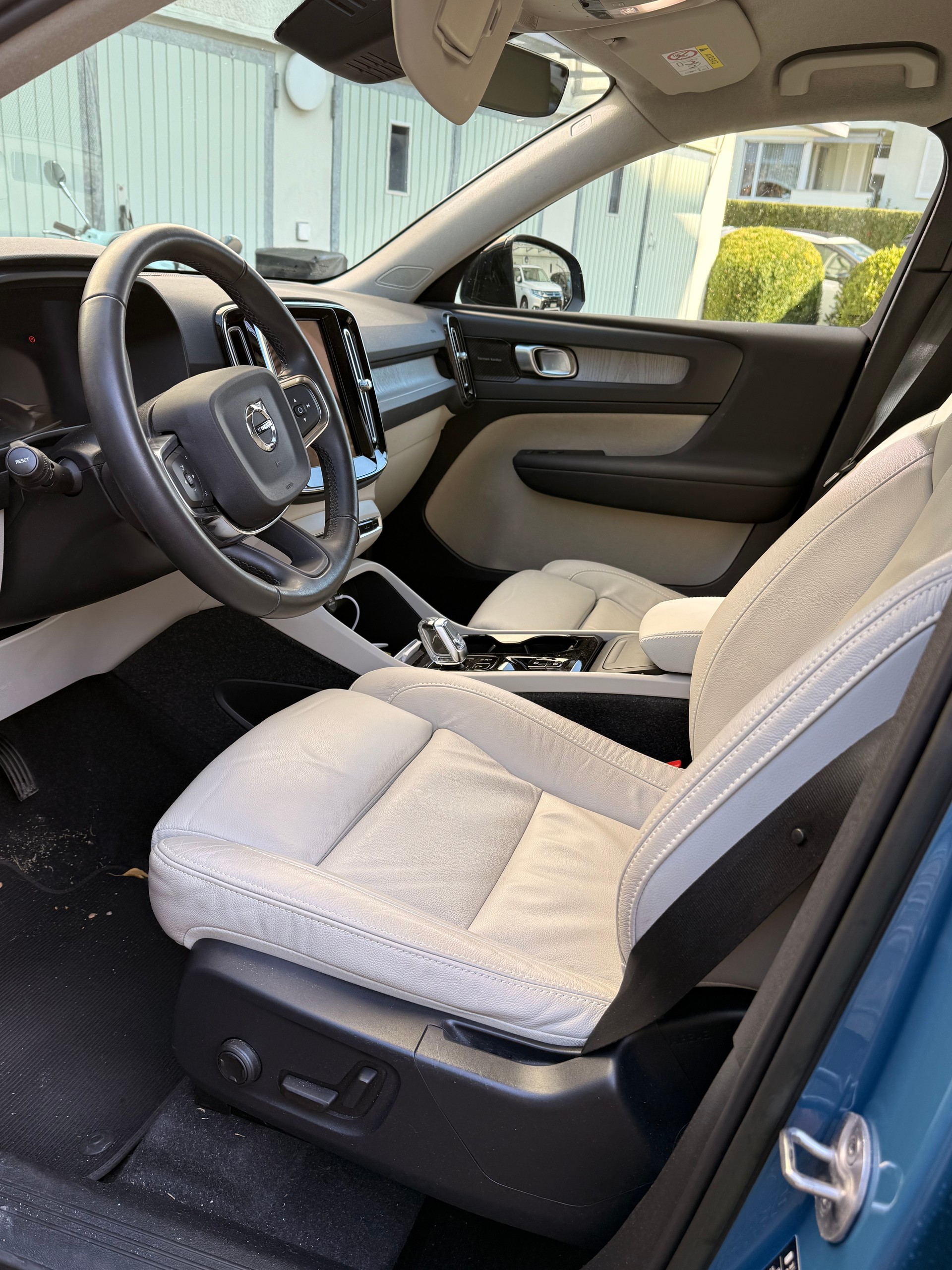 VOLVO 2.0 B4 MH Plus Dark AWD-image-4