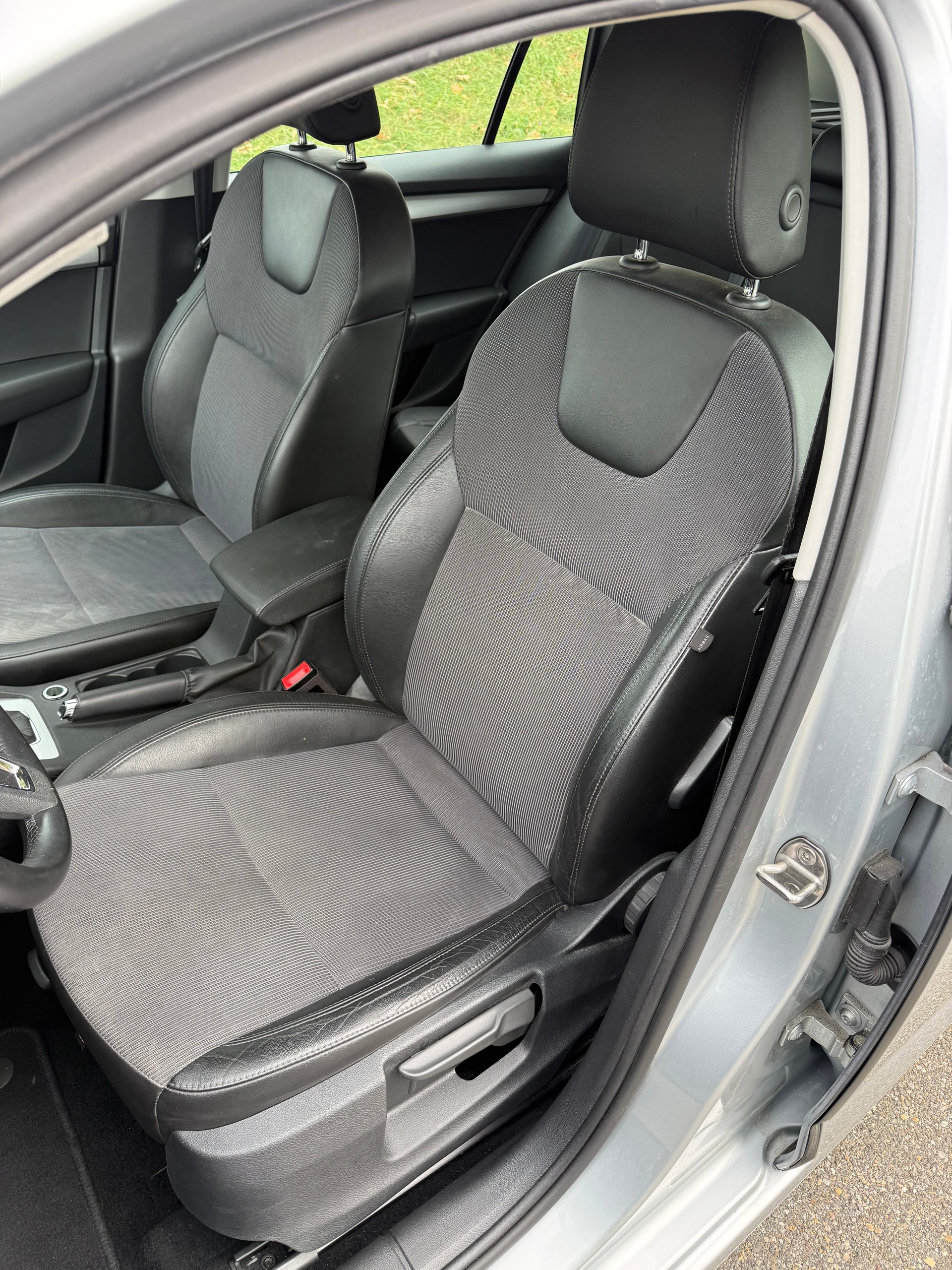 SKODA Octavia Combi 1.8 TSI Ambition 4x4 DSG-image-10