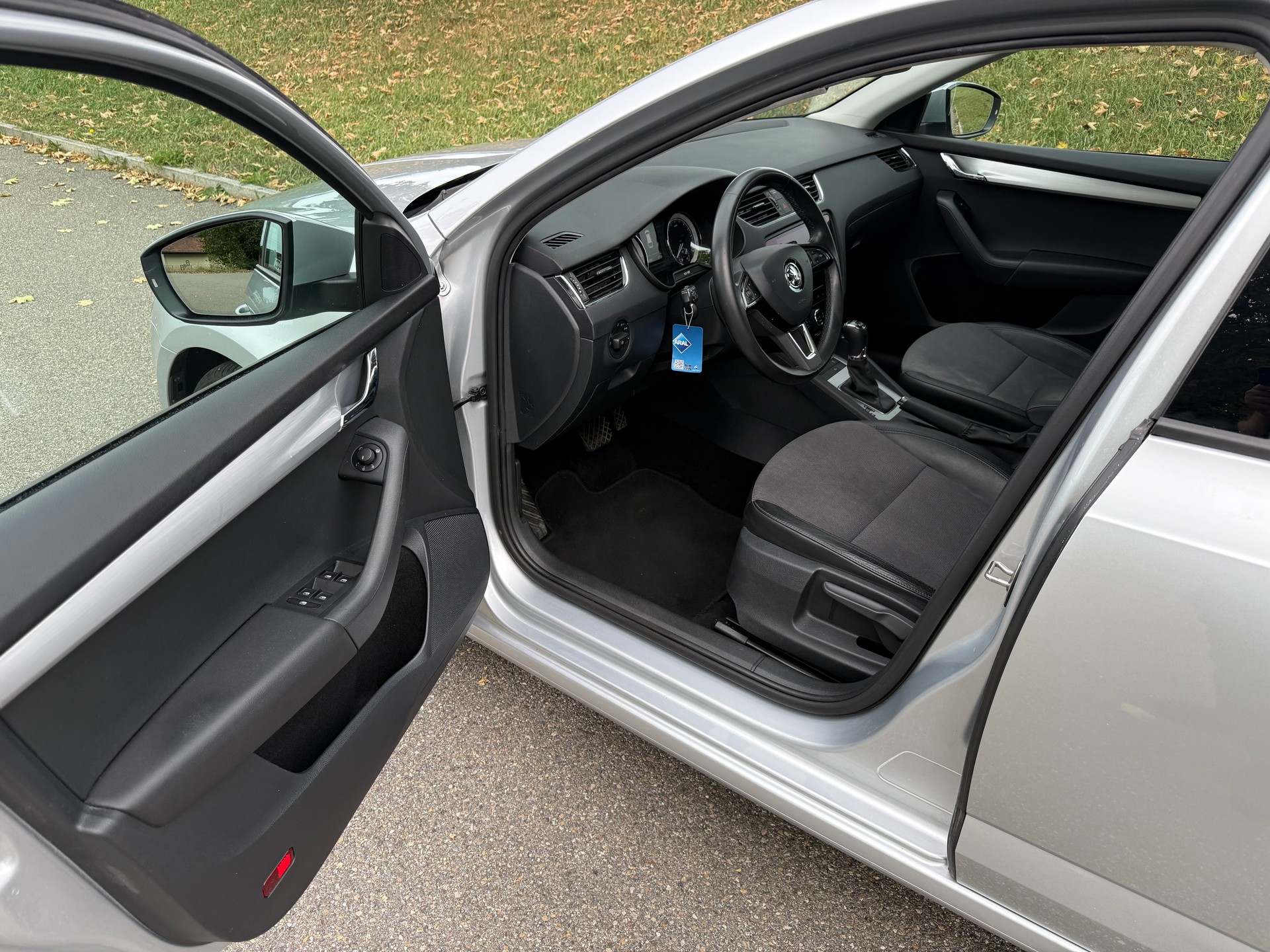 SKODA Octavia Combi 1.8 TSI Ambition 4x4 DSG-image-13
