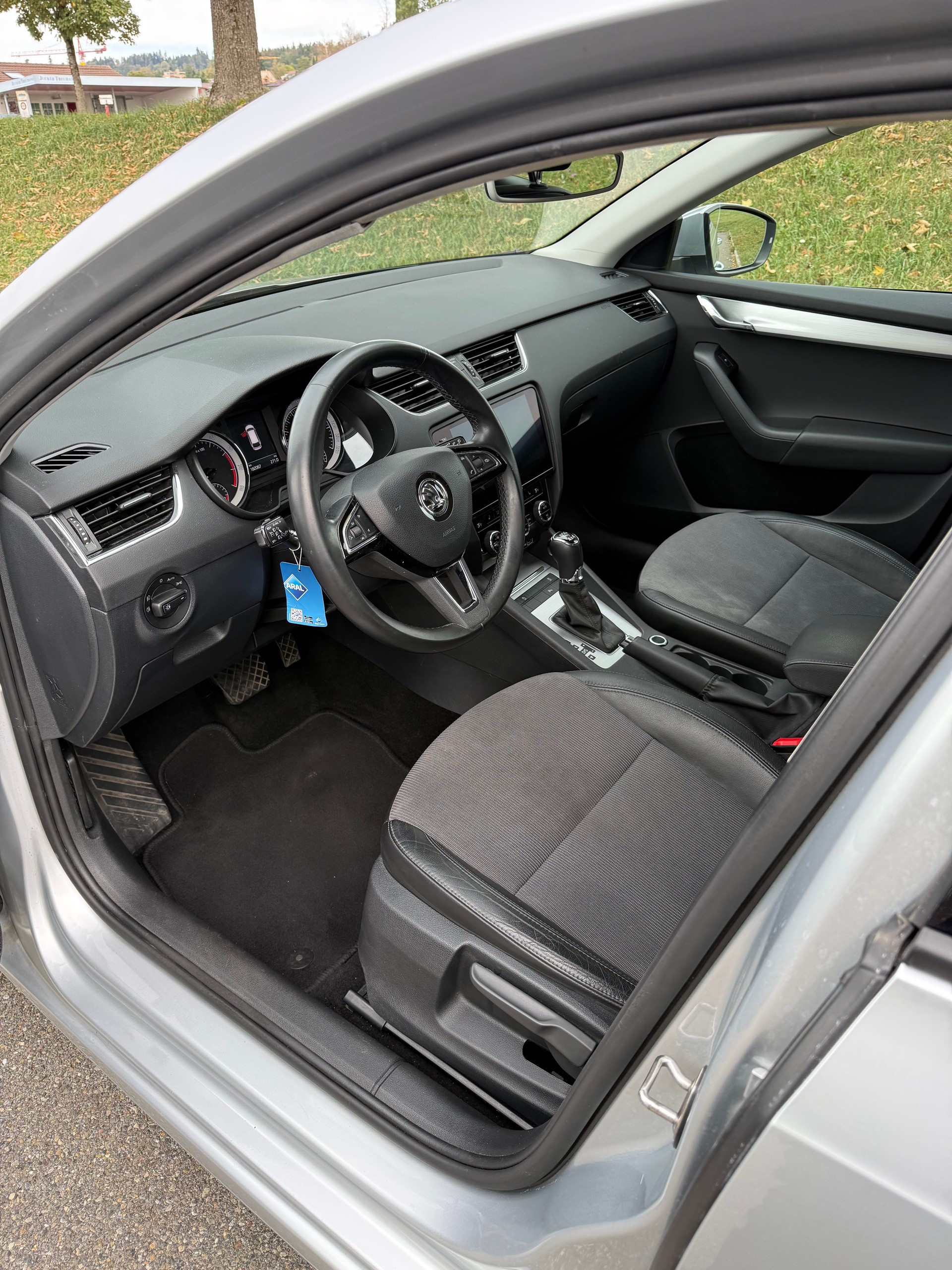 SKODA Octavia Combi 1.8 TSI Ambition 4x4 DSG-image-9