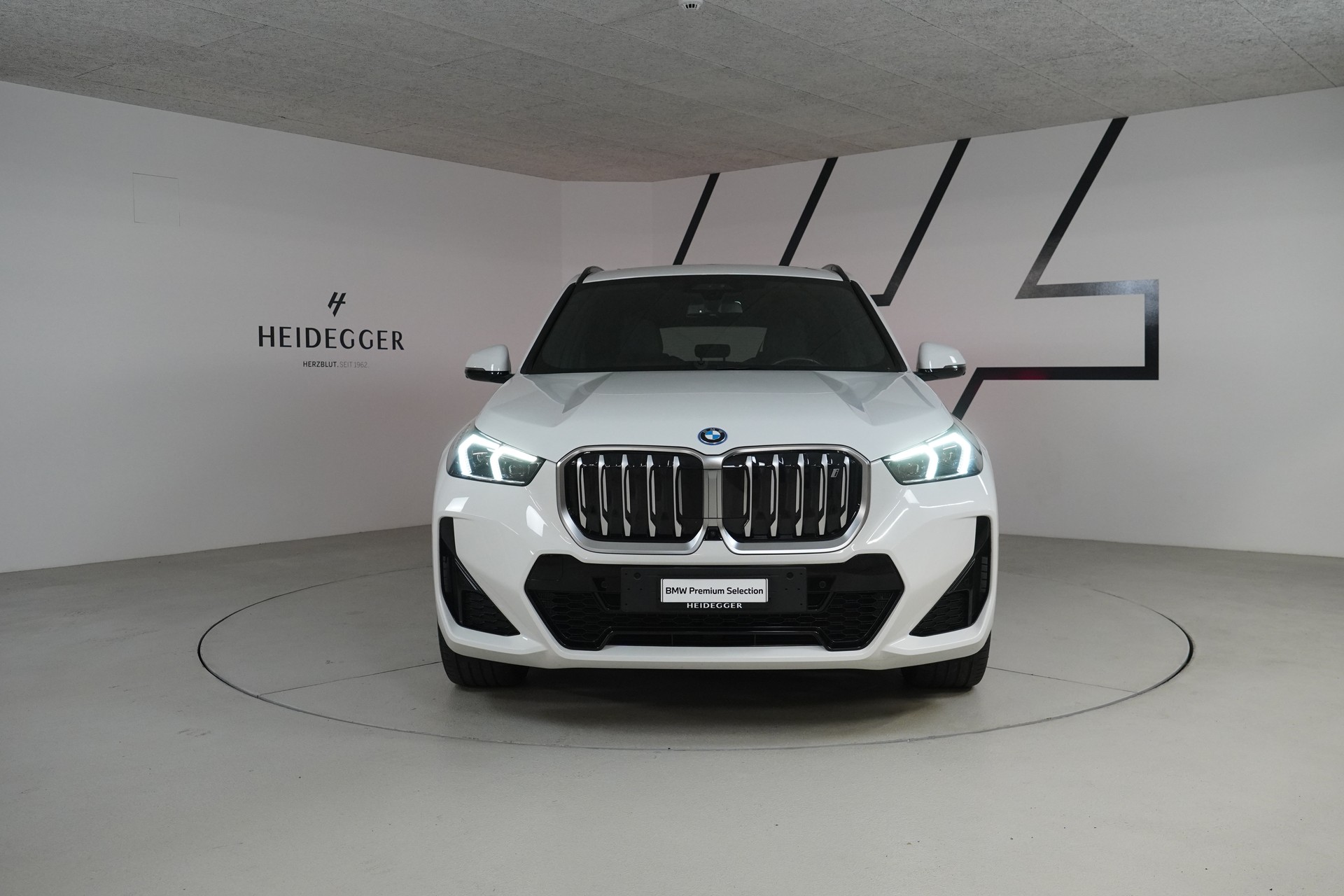 BMW iX1 xDrive 30 M Sport-image-2