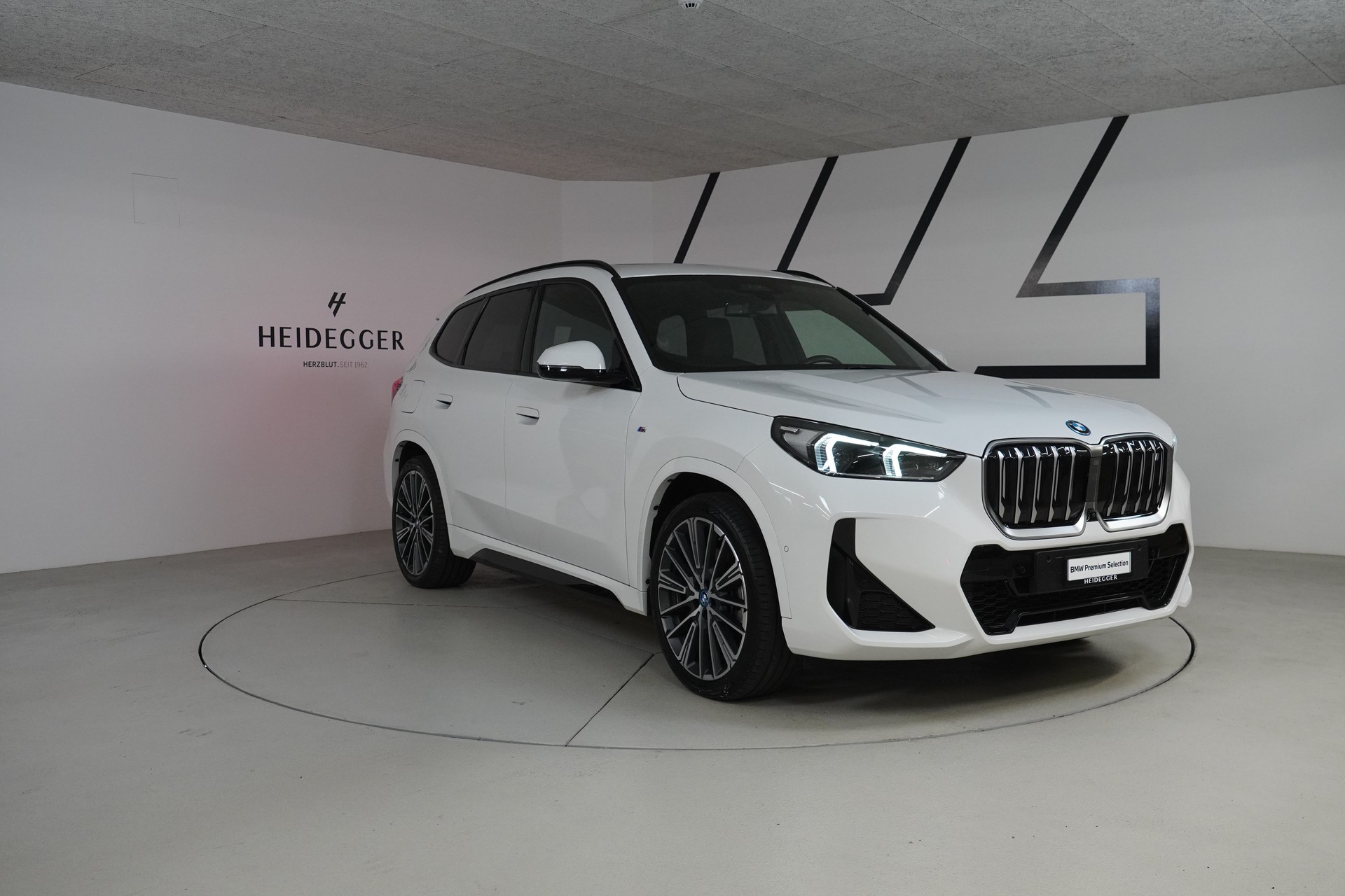 BMW iX1 xDrive 30 M Sport-image-3