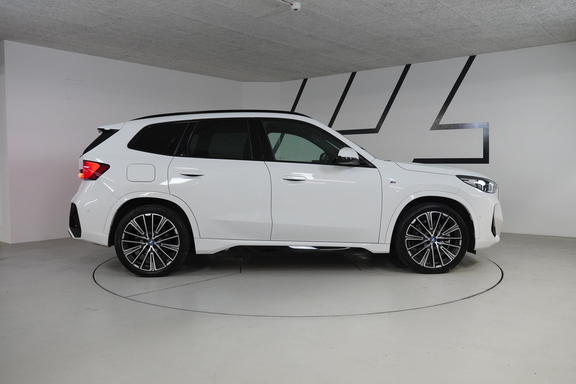 BMW iX1 xDrive 30 M Sport-image-8